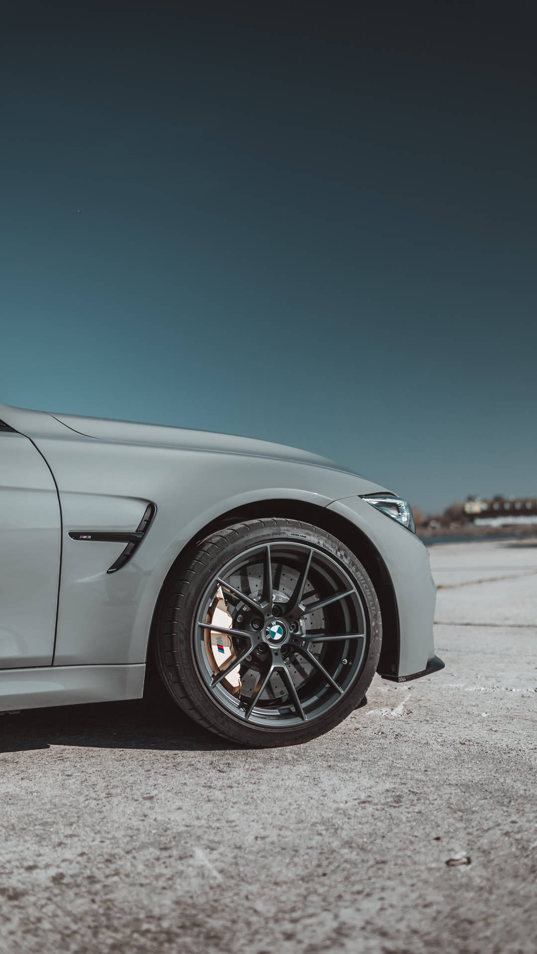 灰色BMW汽車輪圈與標誌的側面桌布 — 宝马 壁紙