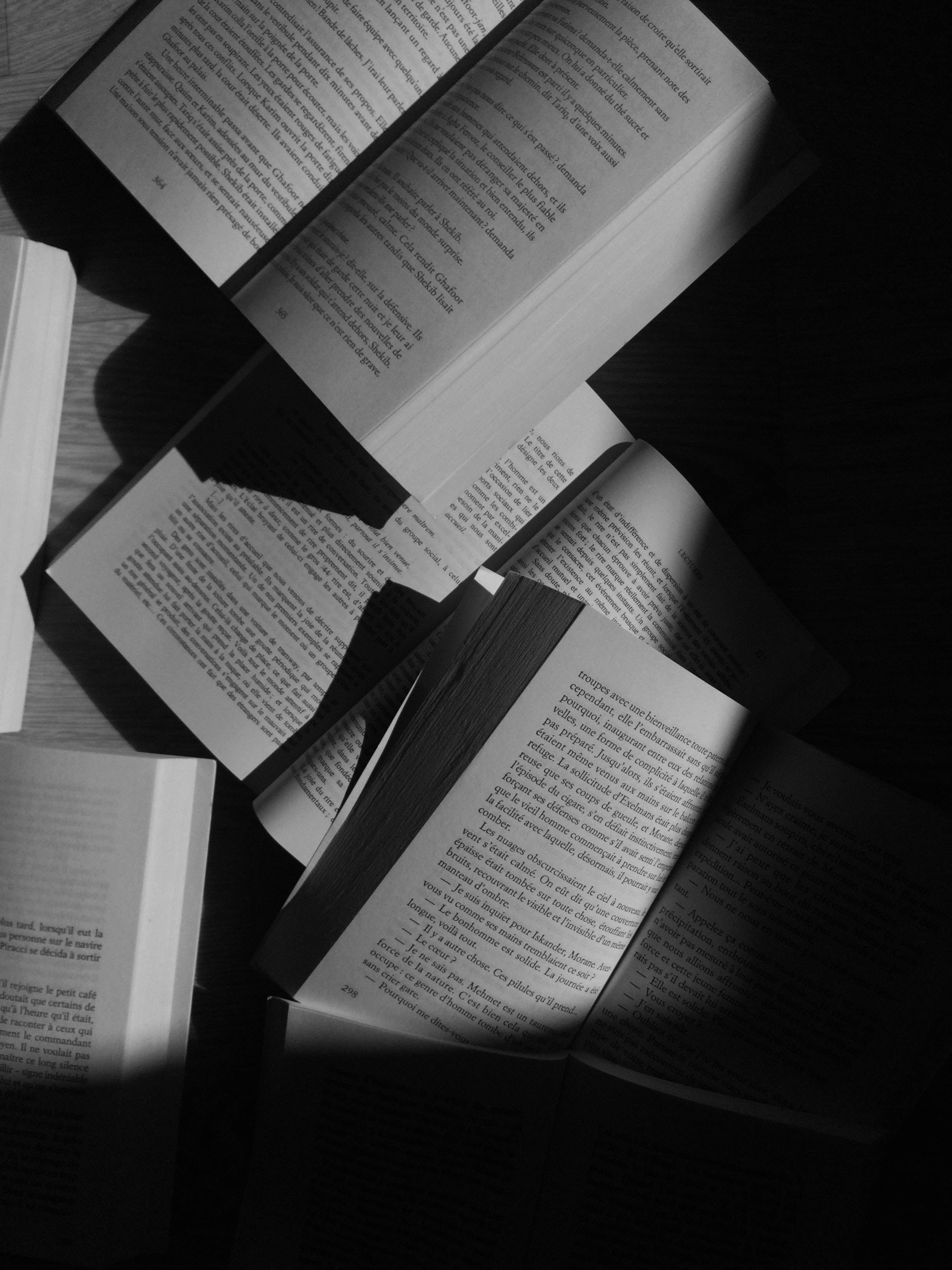 灰階美學書本桌面 壁紙