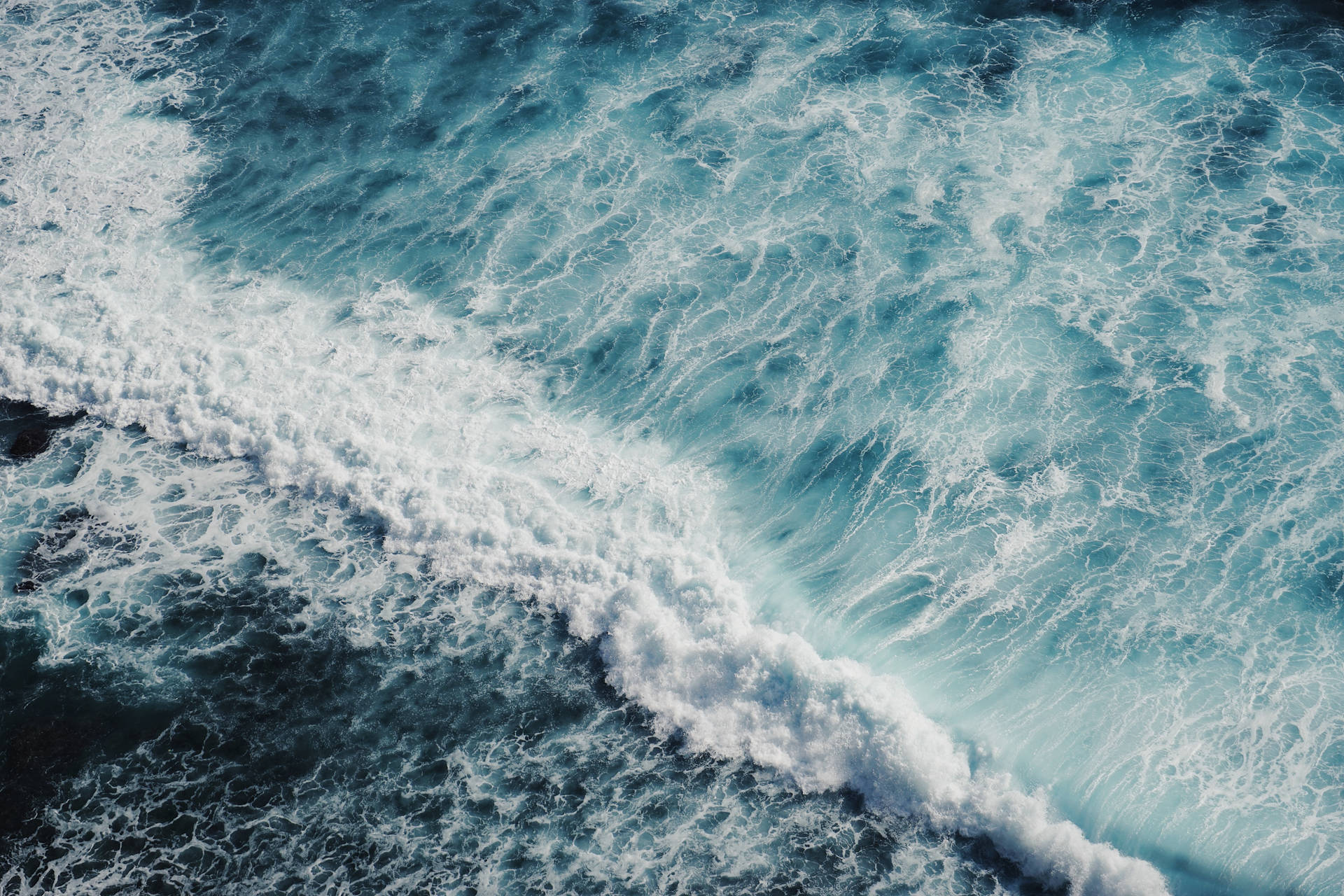 藍色海洋與波浪和海水泡沫，俯視角度。 — 海洋 壁紙