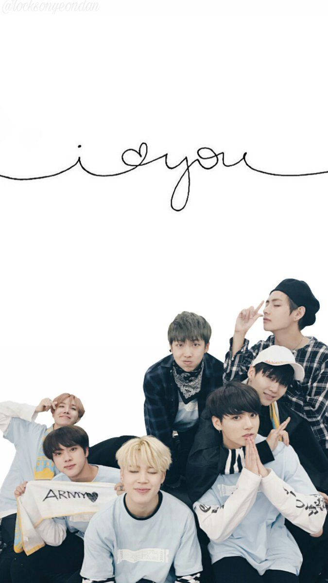 BTS 男團成員 V、Jungkook、Jimin、Suga、Jin、RM 和 J-hope 身穿白色休閒裝，搭配極簡背景