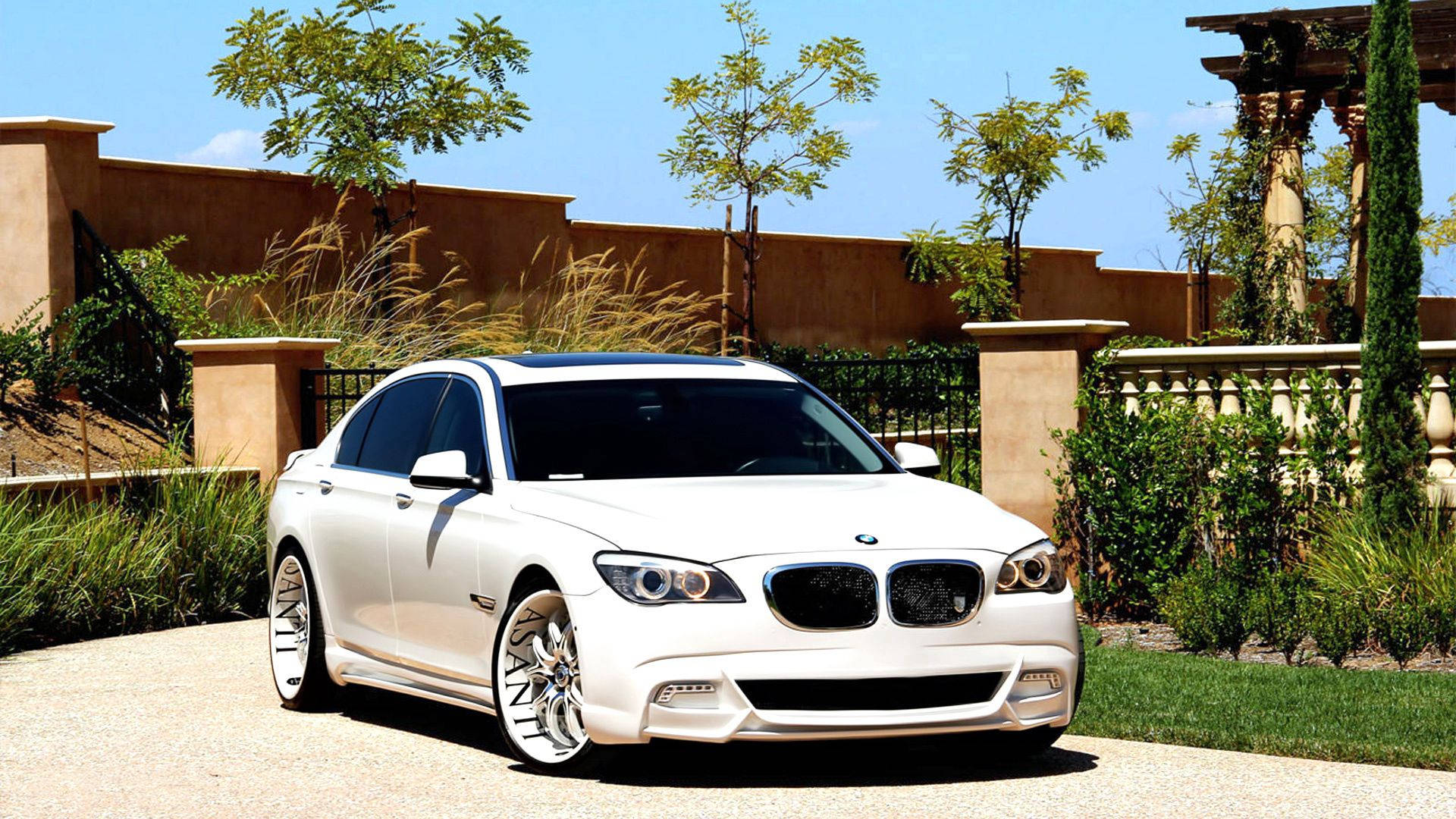 白色BMW 7 F01配Asanti改裝在大門前的桌布 — 宝马 壁紙