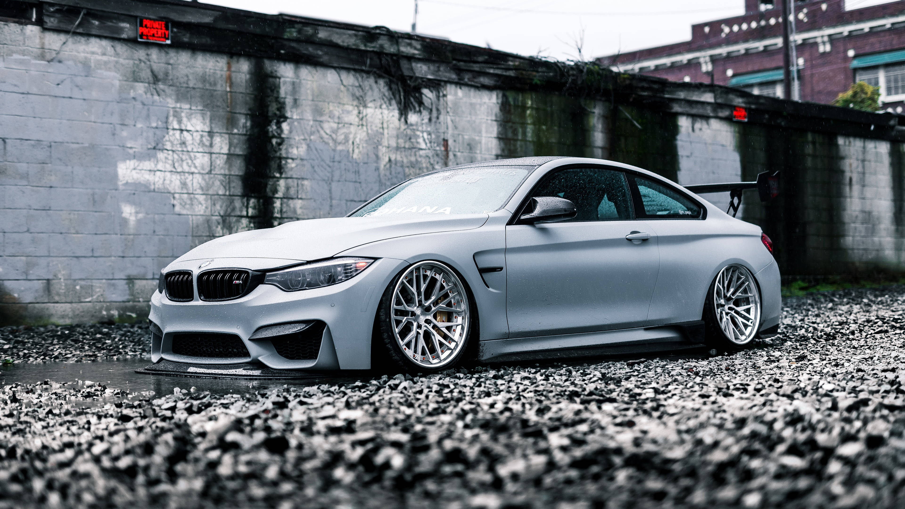 白色BMW M4碎石地面 壁紙