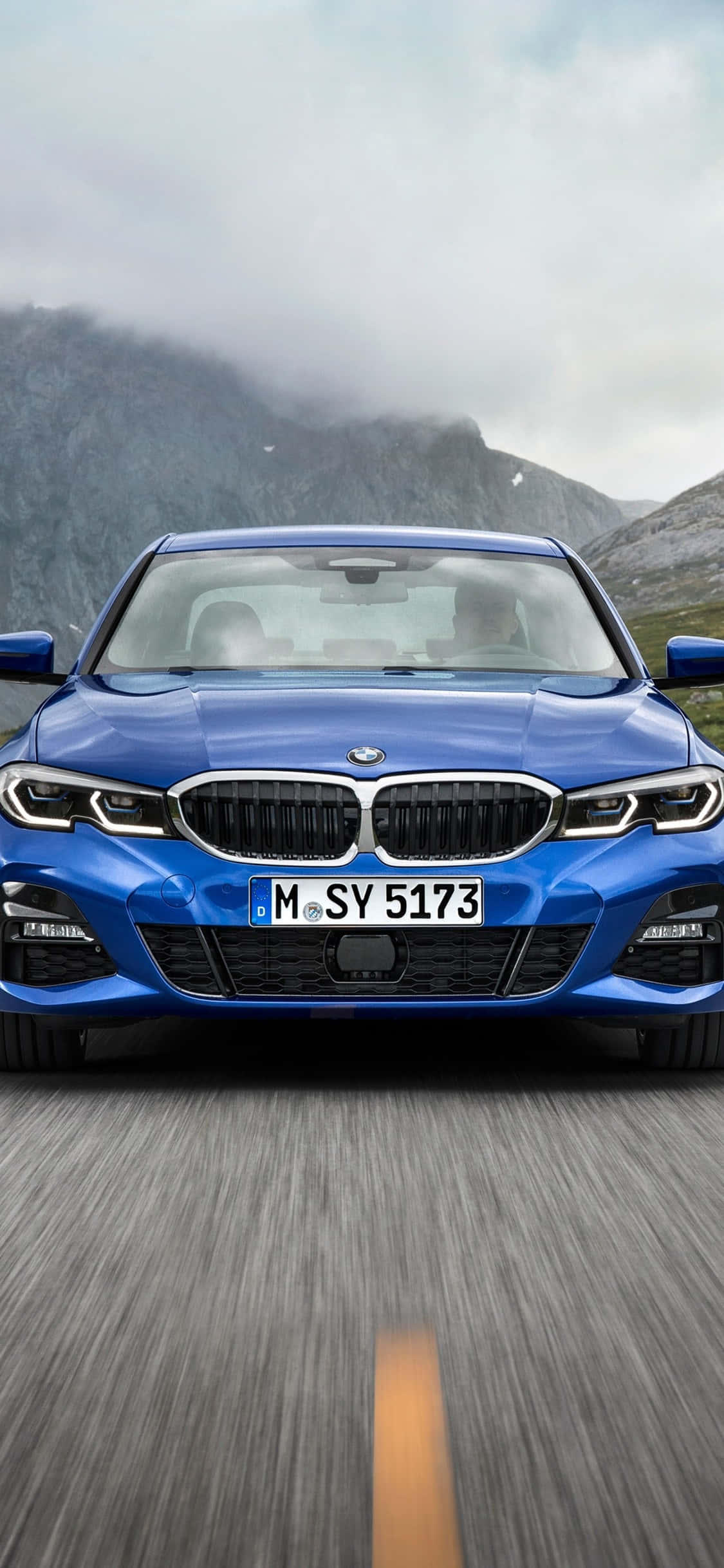 白色BMW X系列與iPhone X並列 壁紙