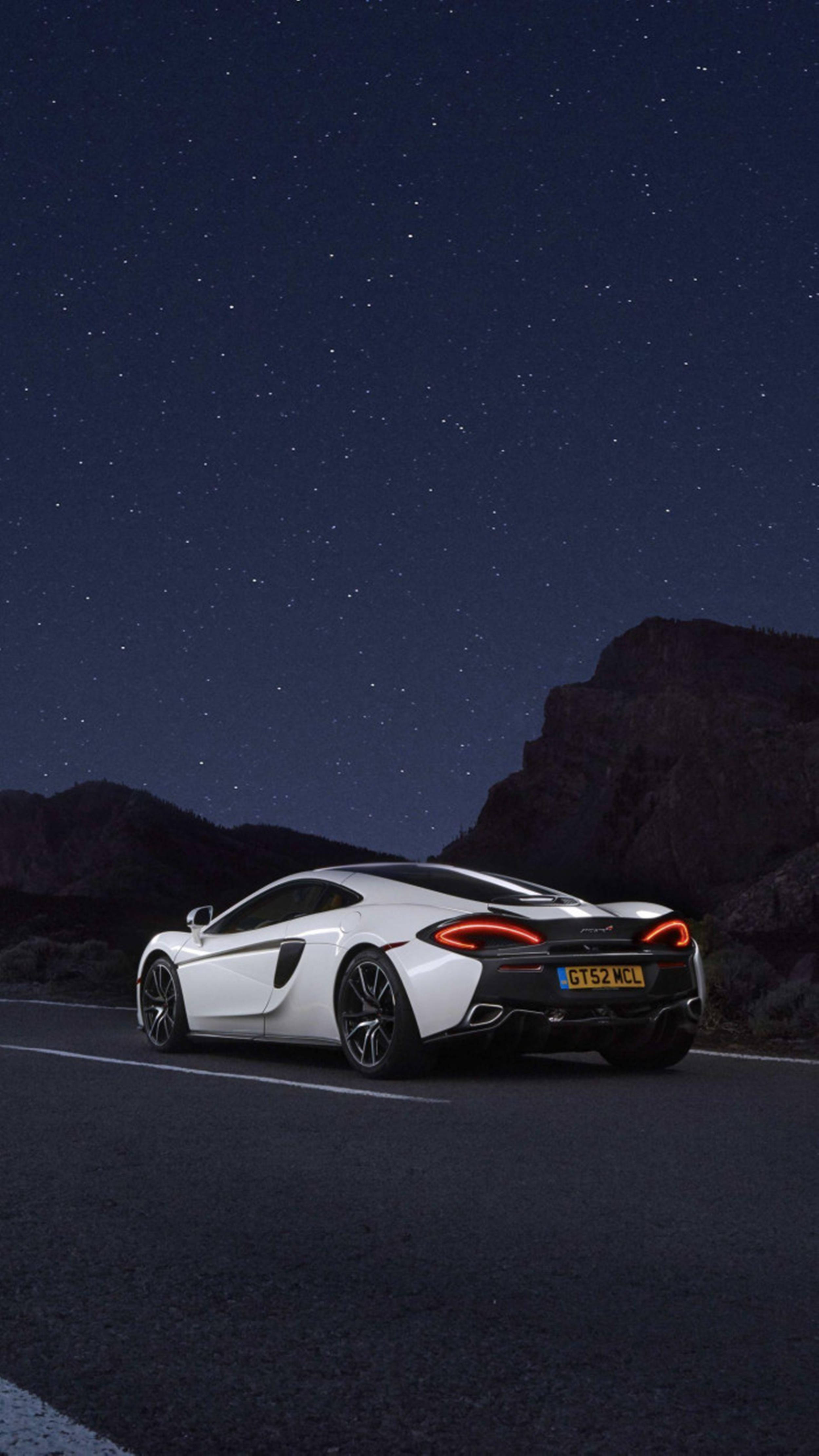 白色McLaren在暗黑美學背景下的驚豔畫面 壁紙