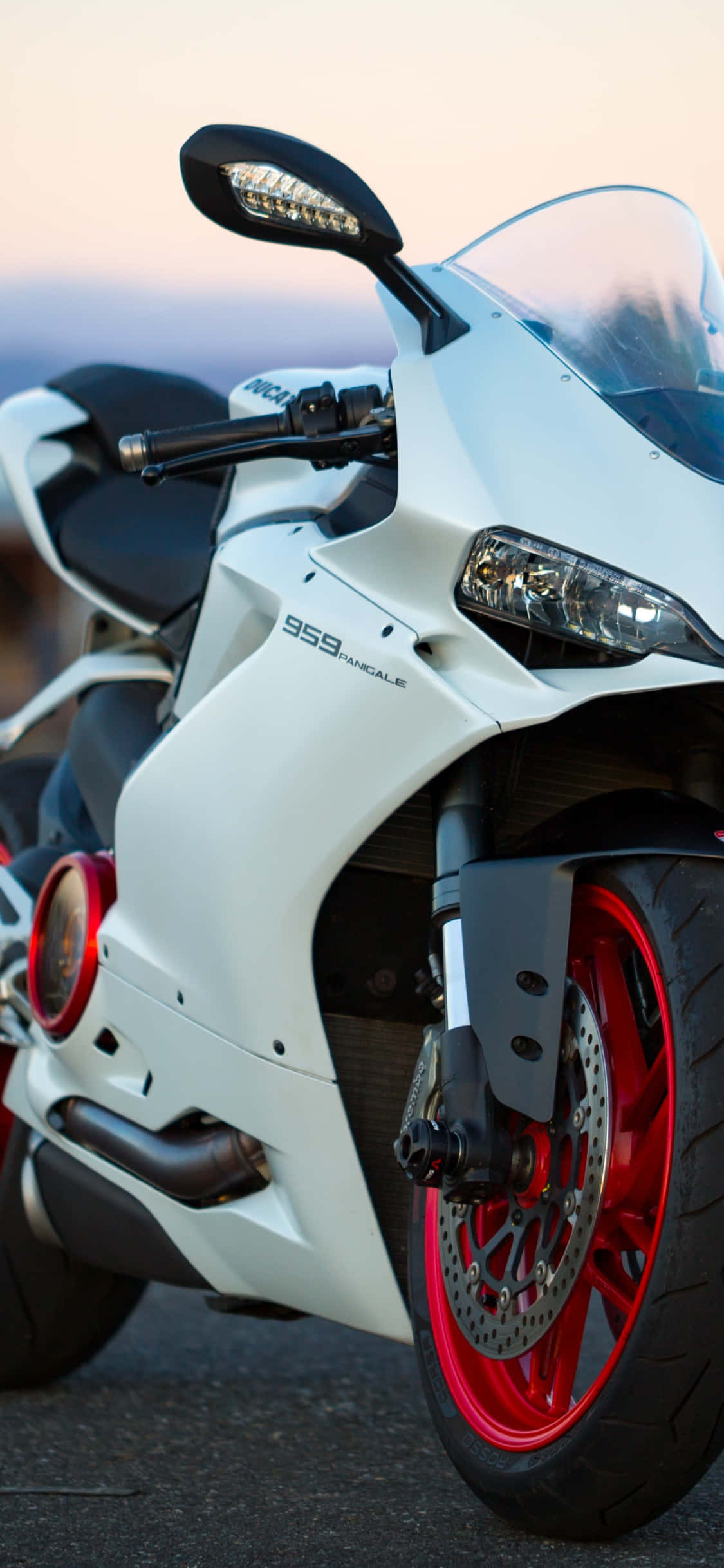 白色超級摩托車圖片 壁紙