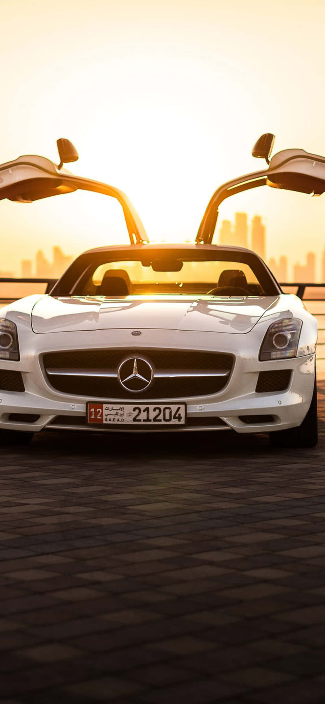白色鷗翼門iPhone Xs Mercedes AMG背景 壁紙