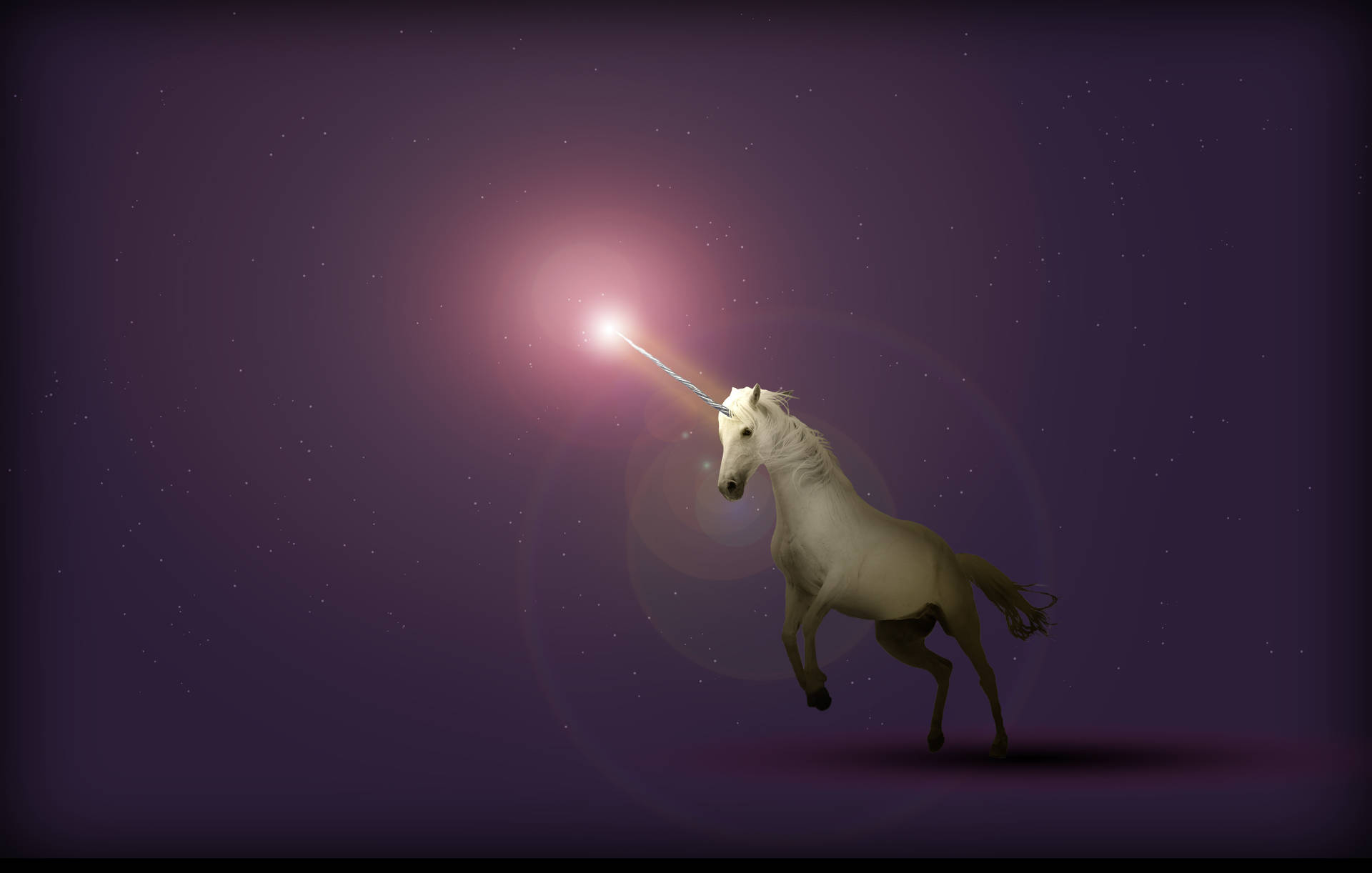 獨角獸力量，長角在紫色空間中發光，魔法馬形生物