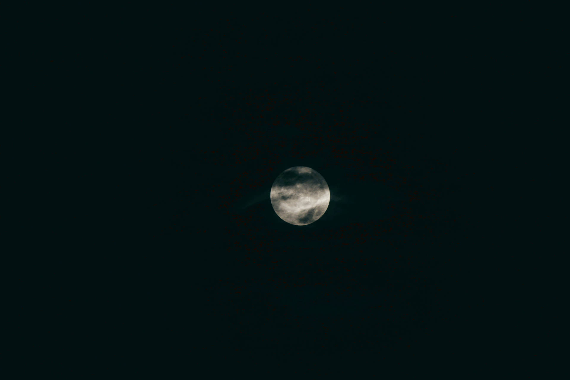 滿月在漆黑的午夜天空中，純黑的外太空伴隨著閃耀的月光。 — 月亮 壁紙