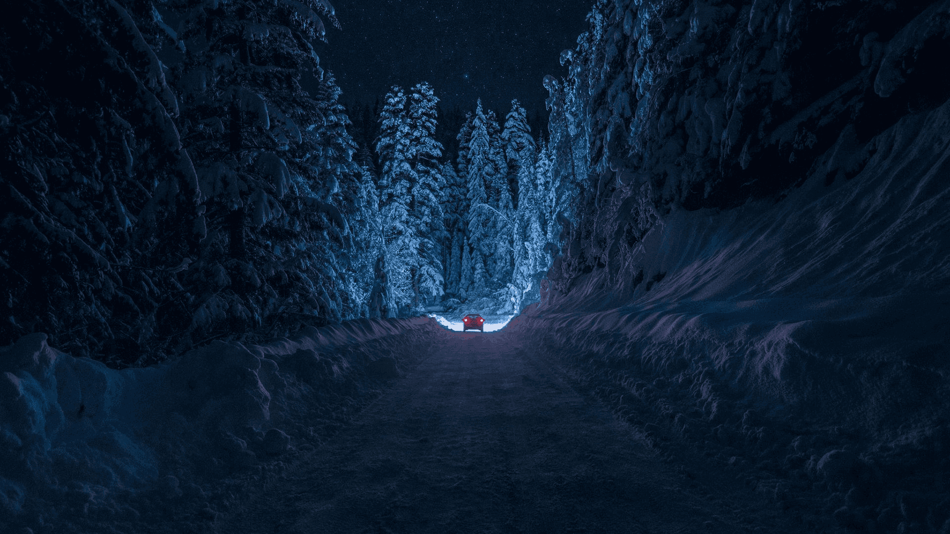 積雪道路中央透出藍光 壁紙
