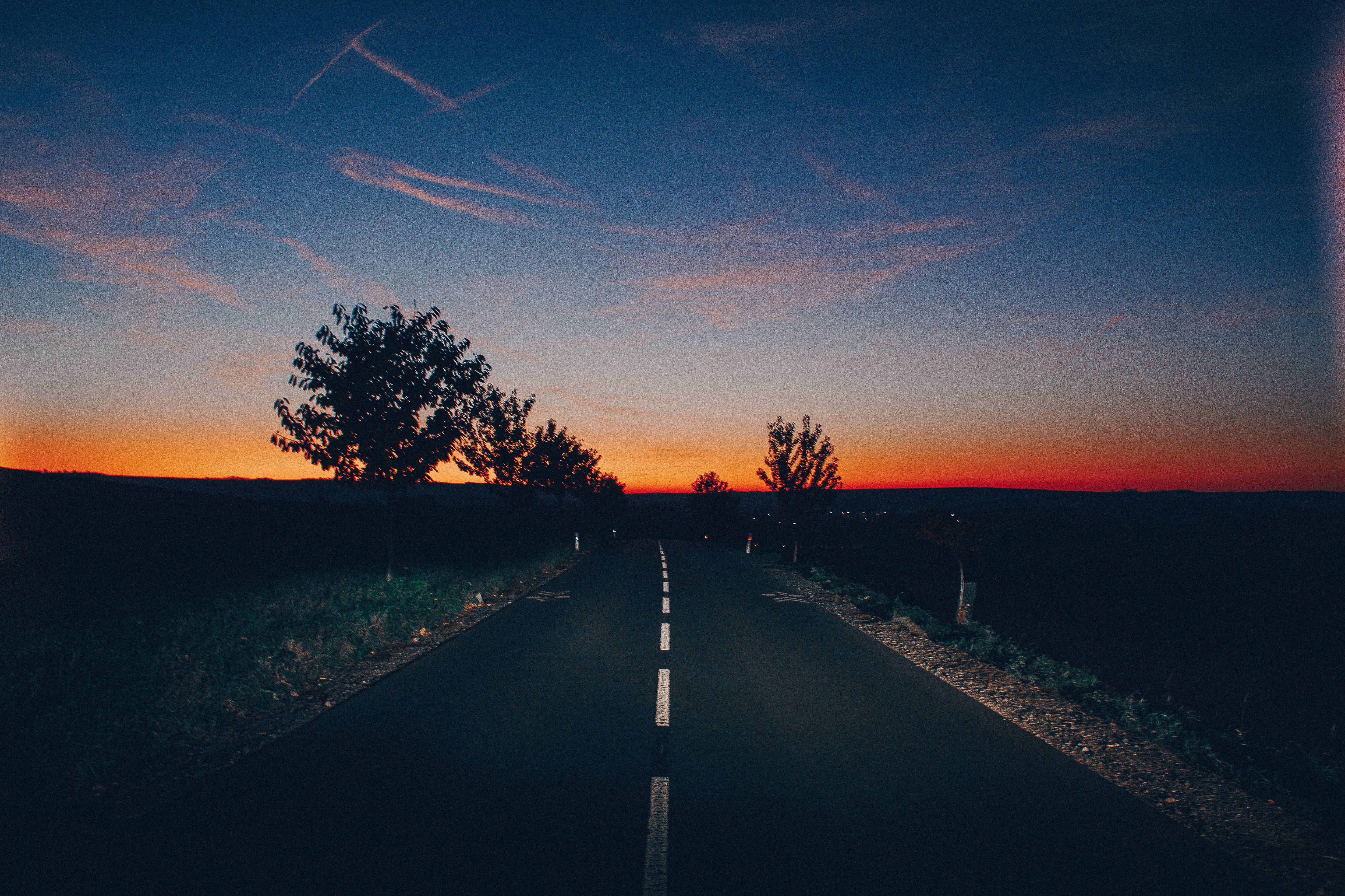 空曠道路與樹木之上的美學天空 壁紙