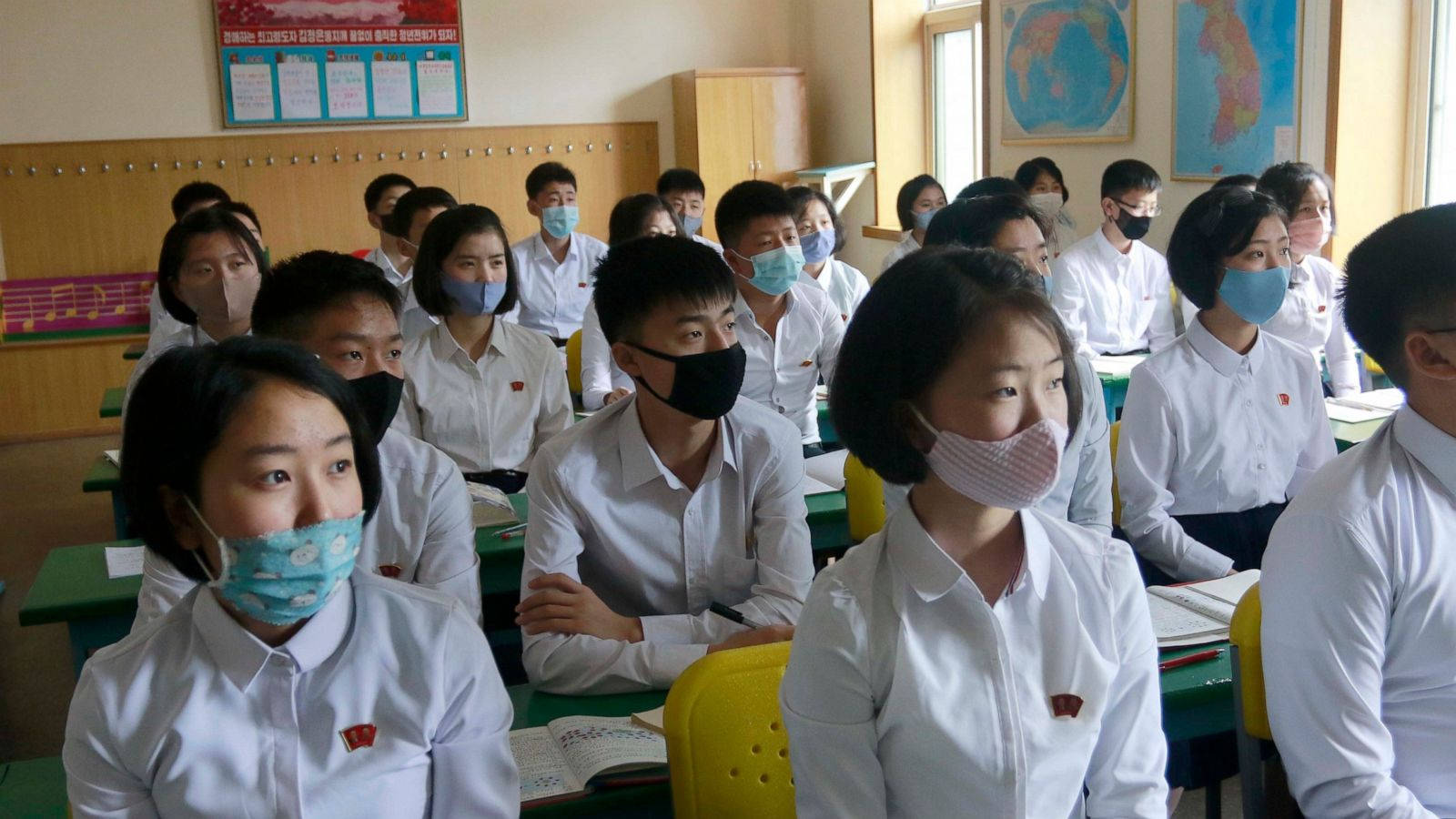 穿著防護裝備的醫護人員手持冠狀病毒檢測試劑 壁紙