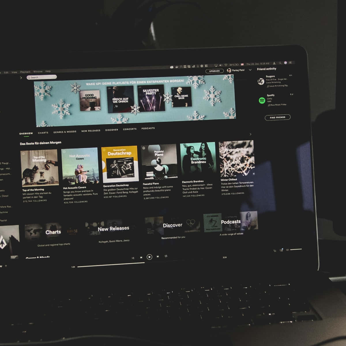 筆電螢幕顯示多個Spotify播放清單封面暗色照片 壁紙