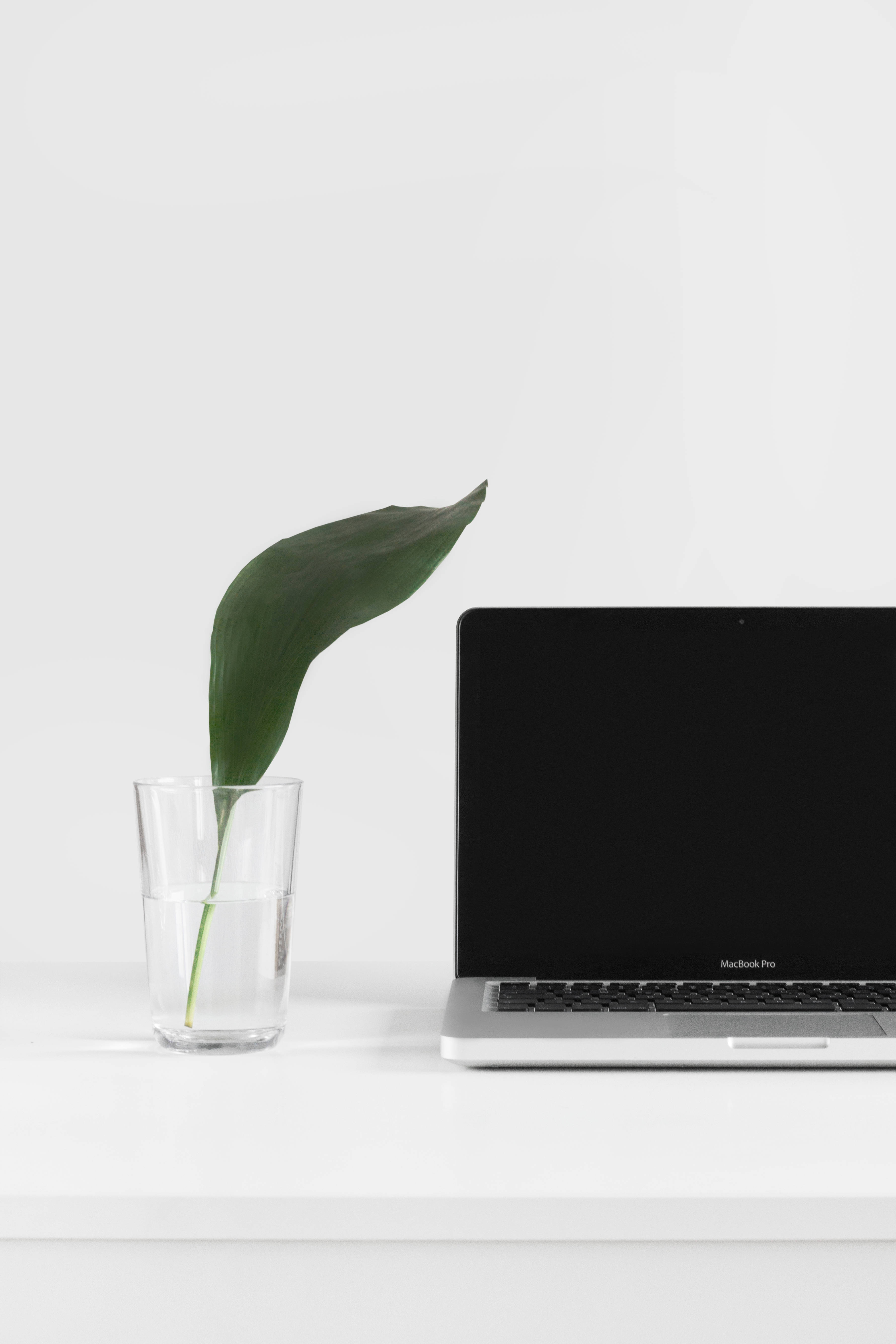 sleek 極簡主義 MacBook Pro 設置 壁紙