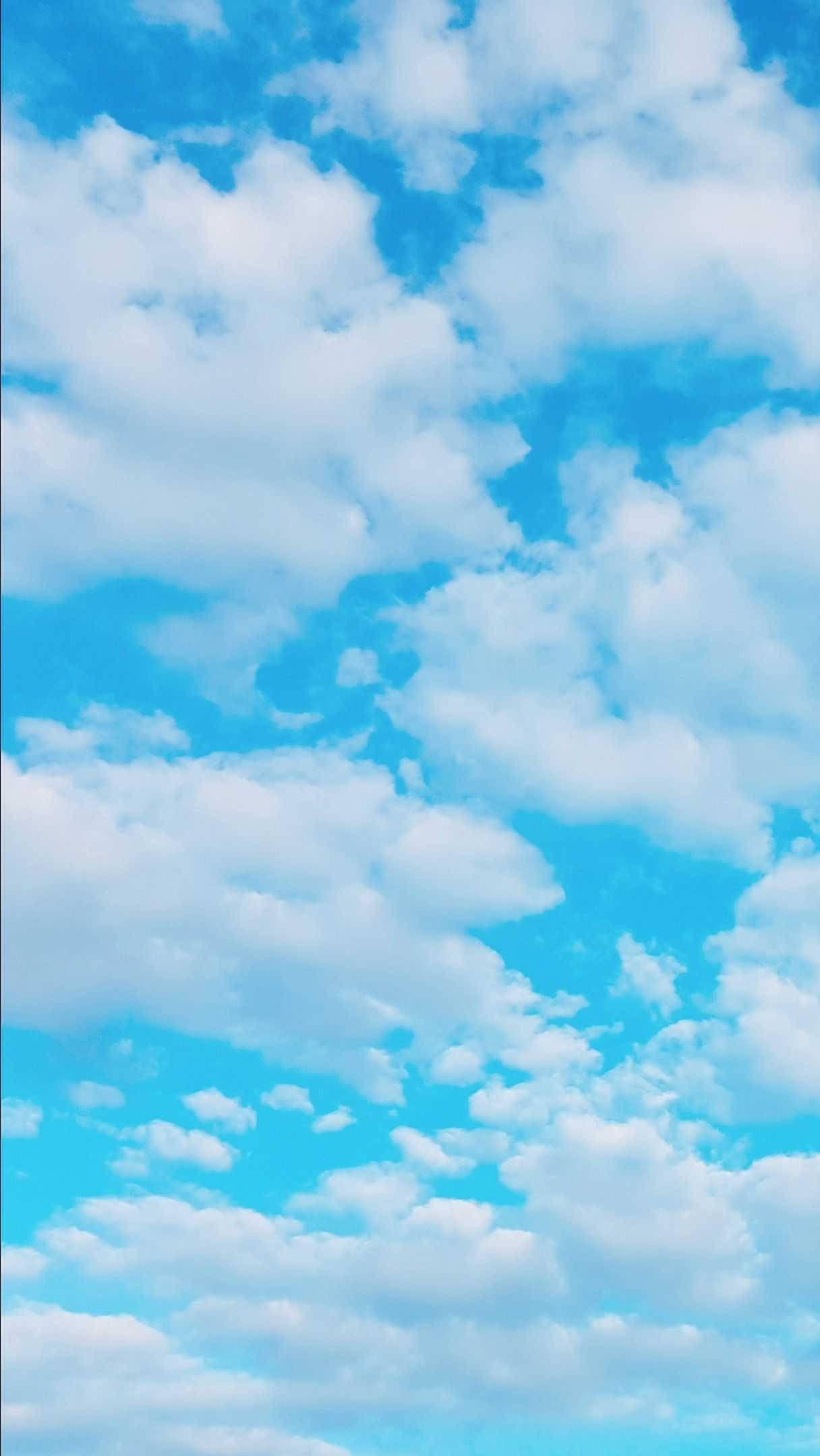 簡約藍色美學多雲天空 壁紙