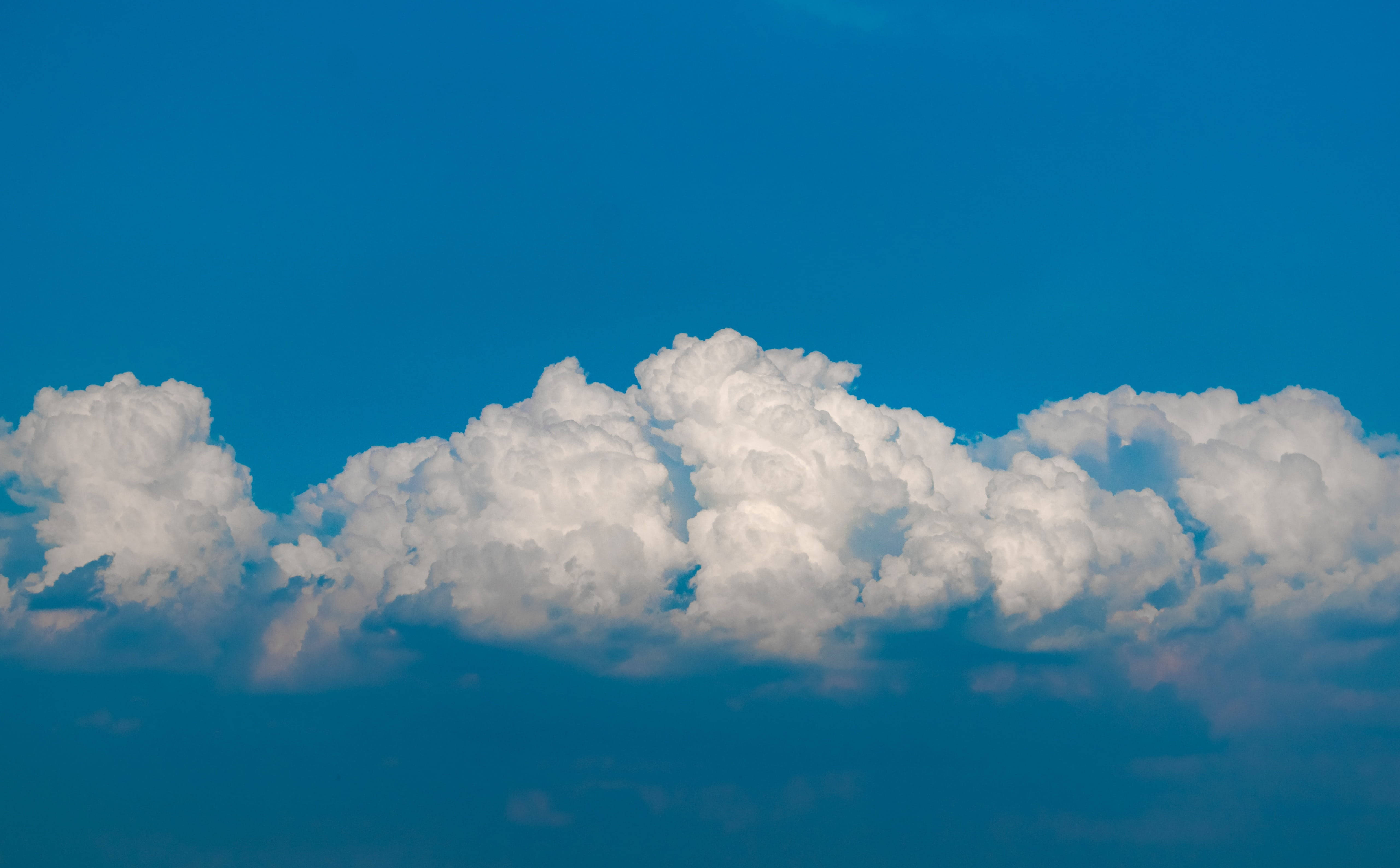 簡約藍色美學多雲天空桌面 壁紙