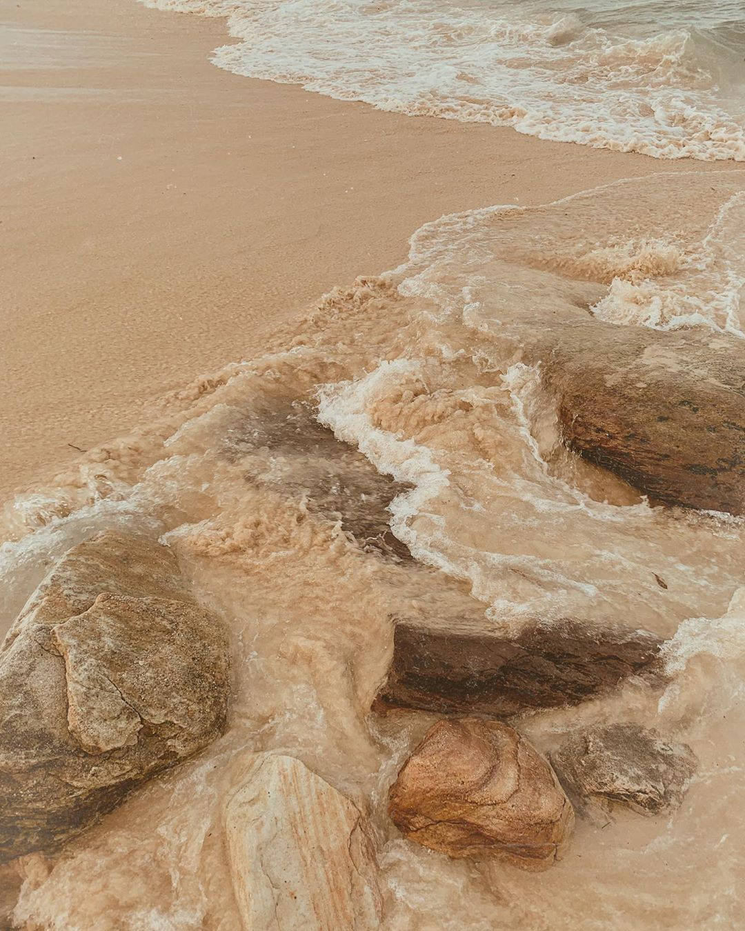 米色美學海岸波浪 壁紙