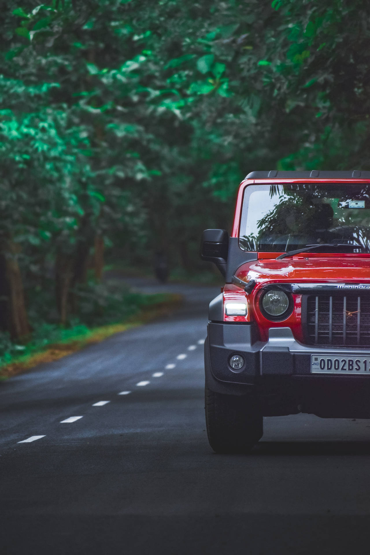 紅色Mahindra Thar 4K - 綠意自然中的焦點 — 4K 自然 壁紙