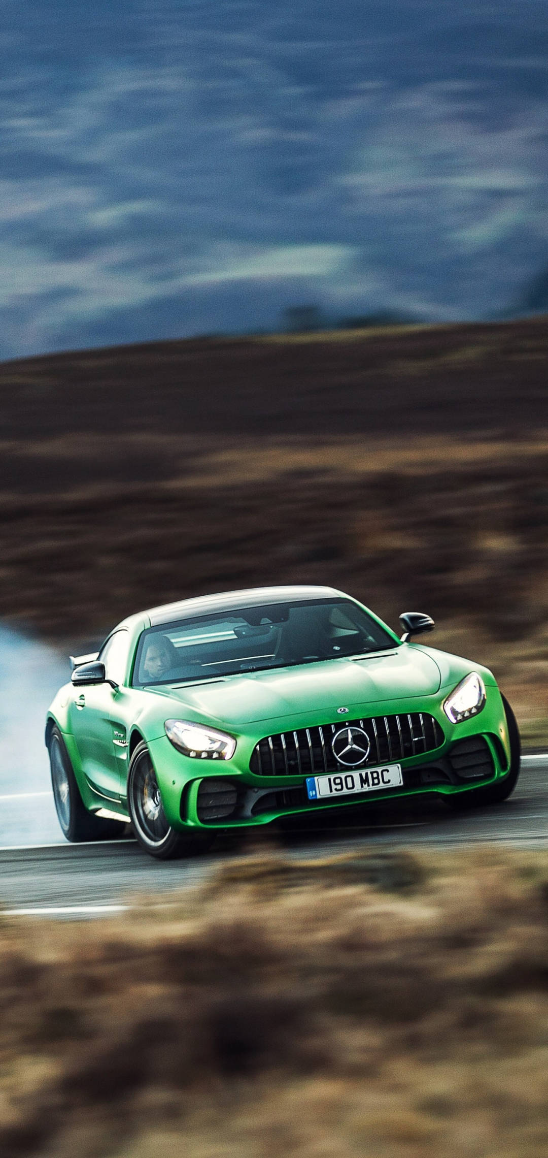 綠色Mercedes AMG 賽車 iPhone 壁紙