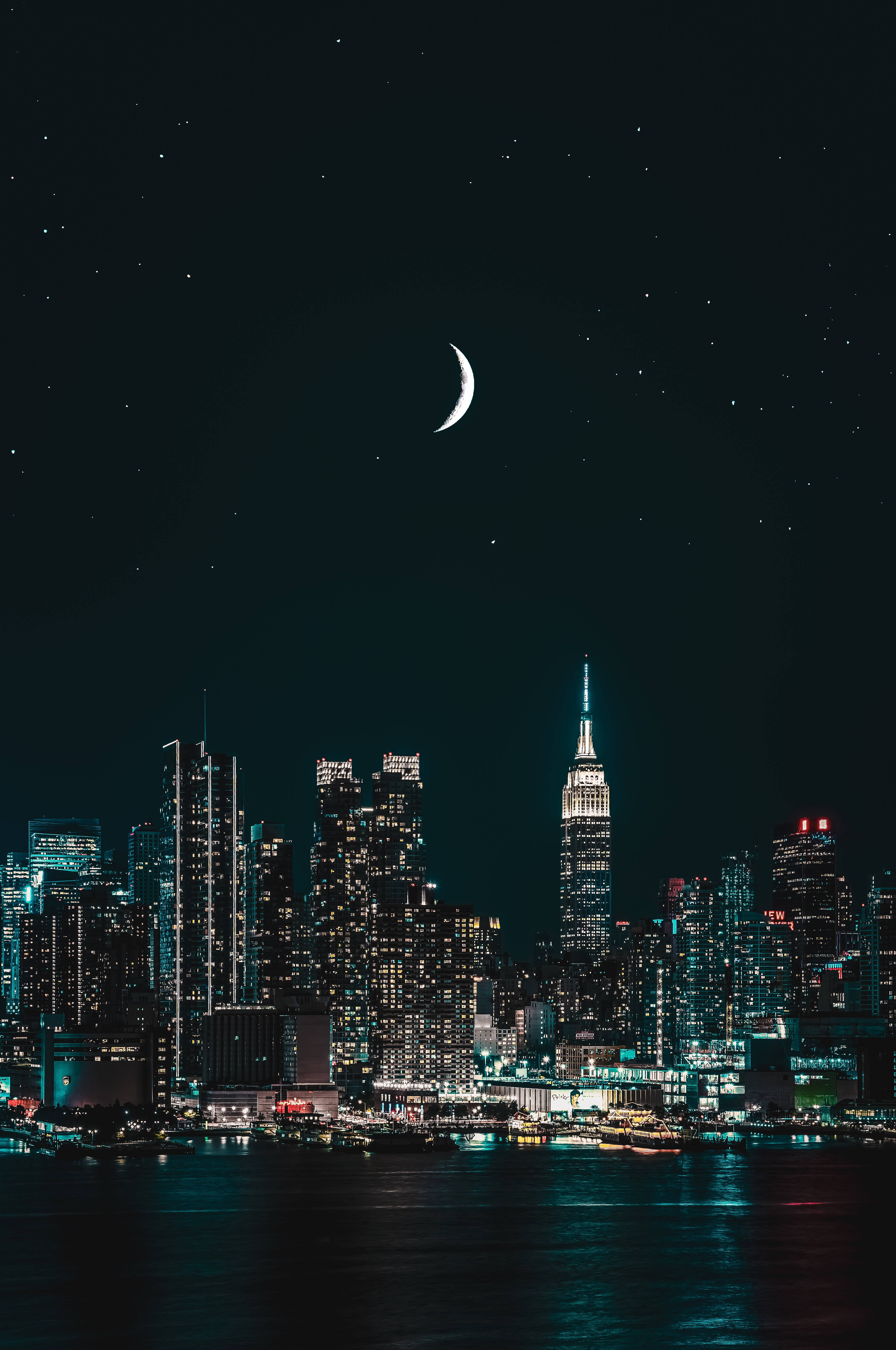 纽约夜景与月亮 iPhone 壁紙