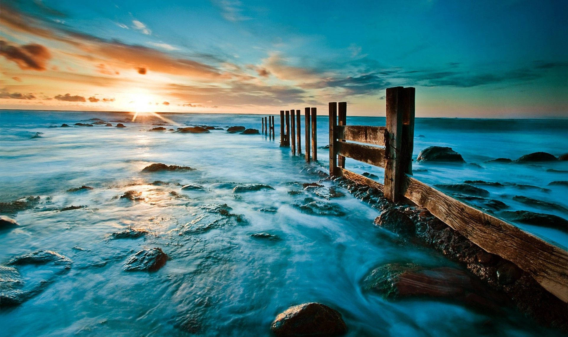绿色天空下的海景 壁紙