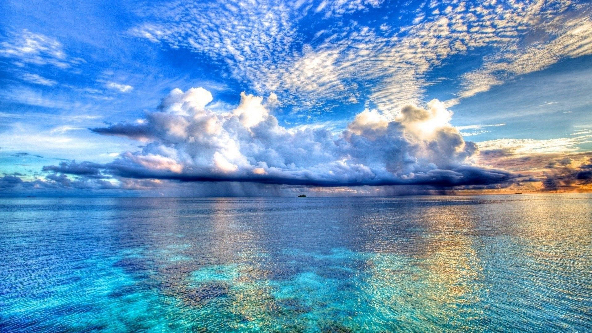 美學海洋與多雲天空 壁紙
