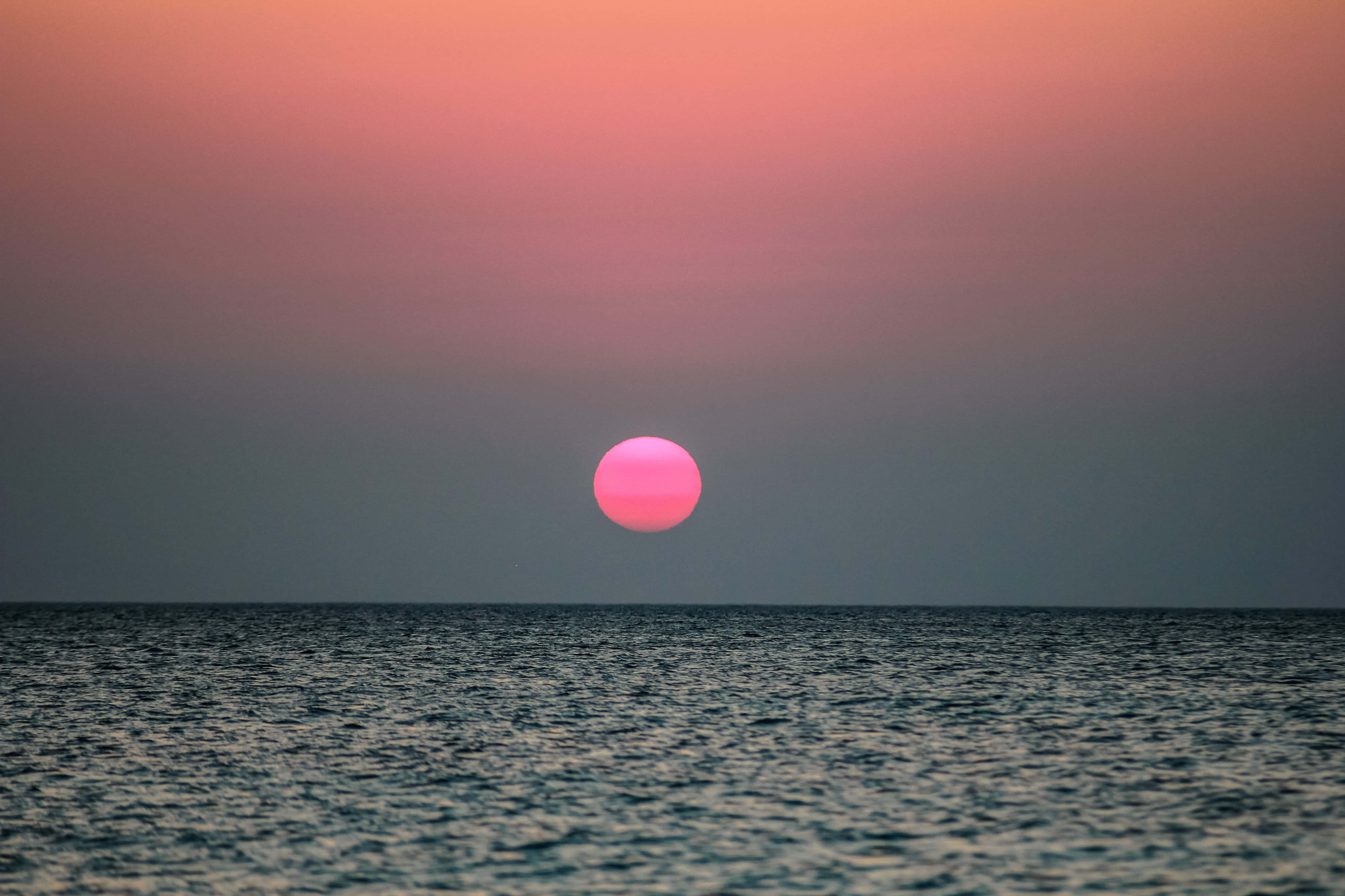美麗的夕陽以溫暖色彩渲染天空 壁紙