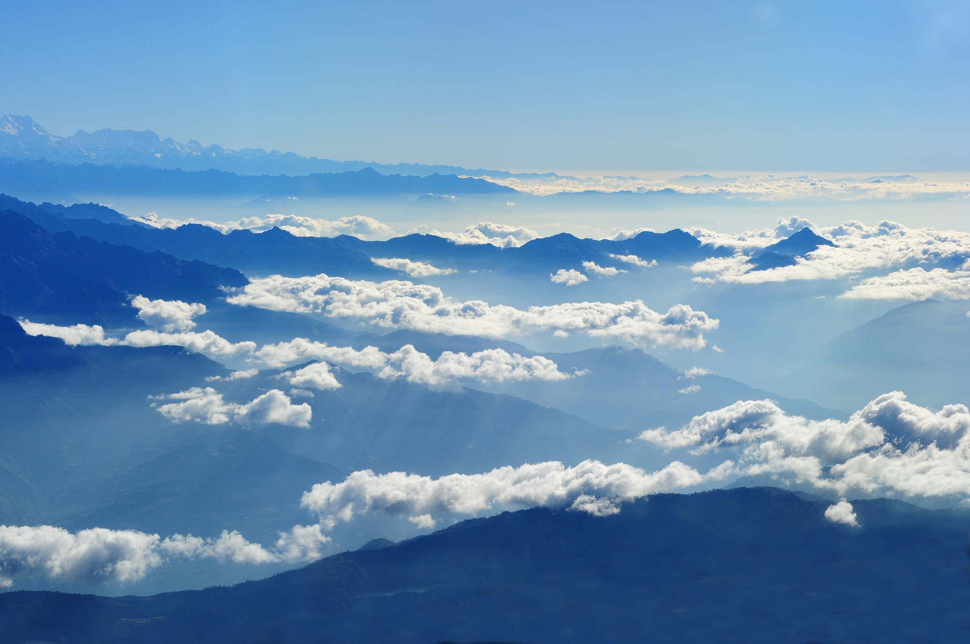 预览壁纸 天空，云朵，群山
