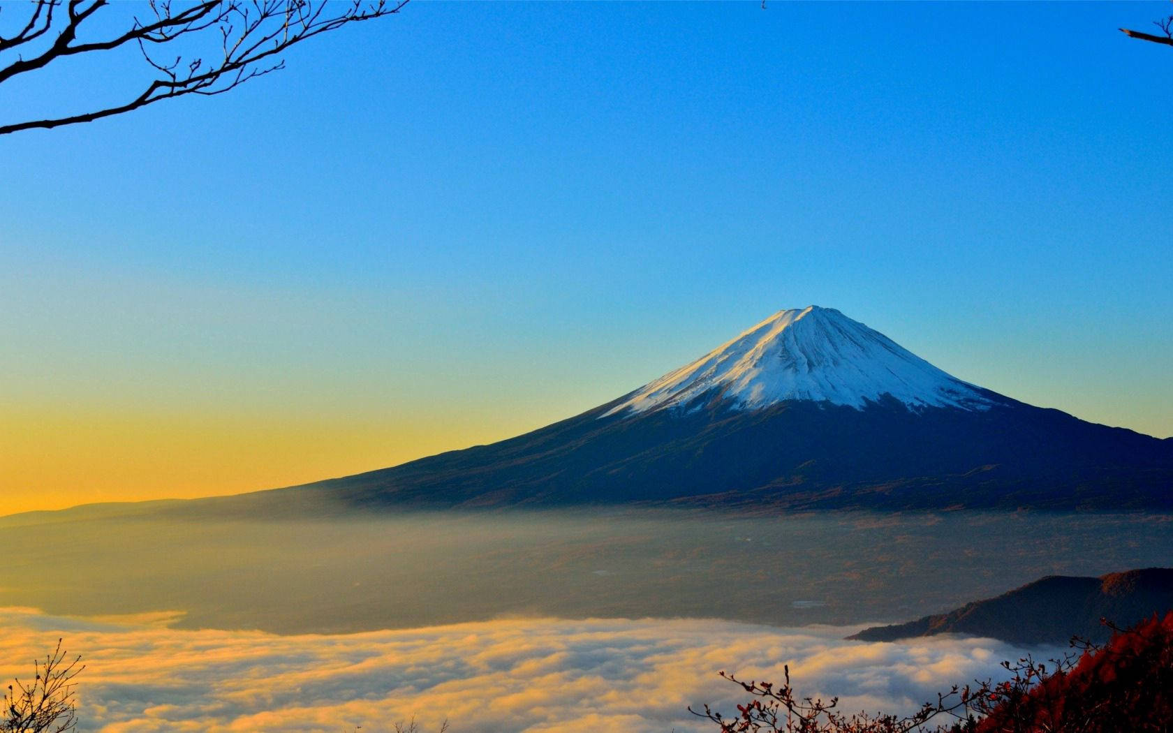 山峰、底部雲層與清澈美學天空