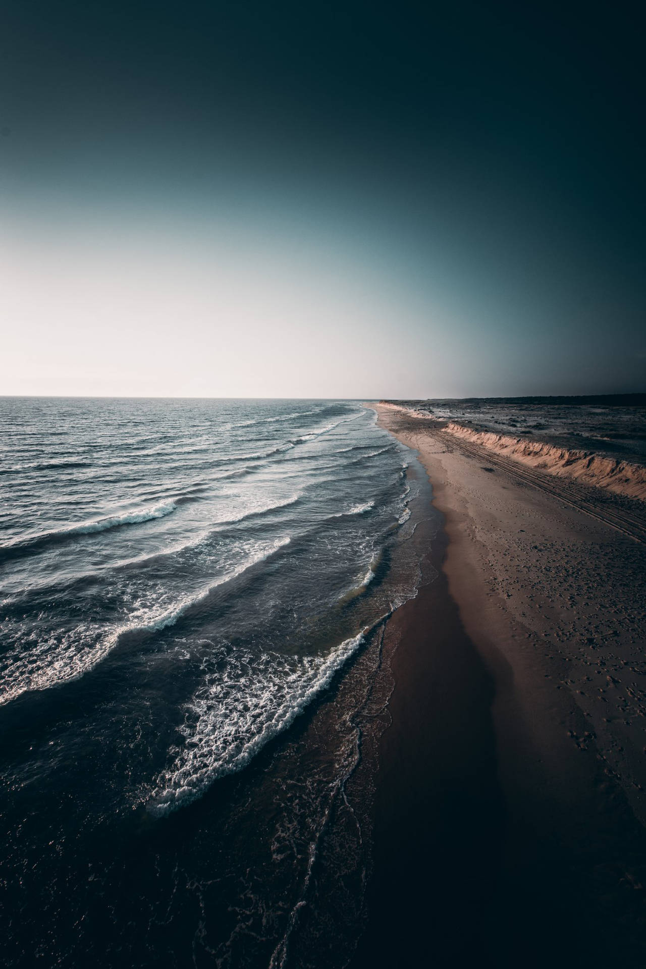 海岸邊的海浪與暗色地平線。 — 海洋 壁紙