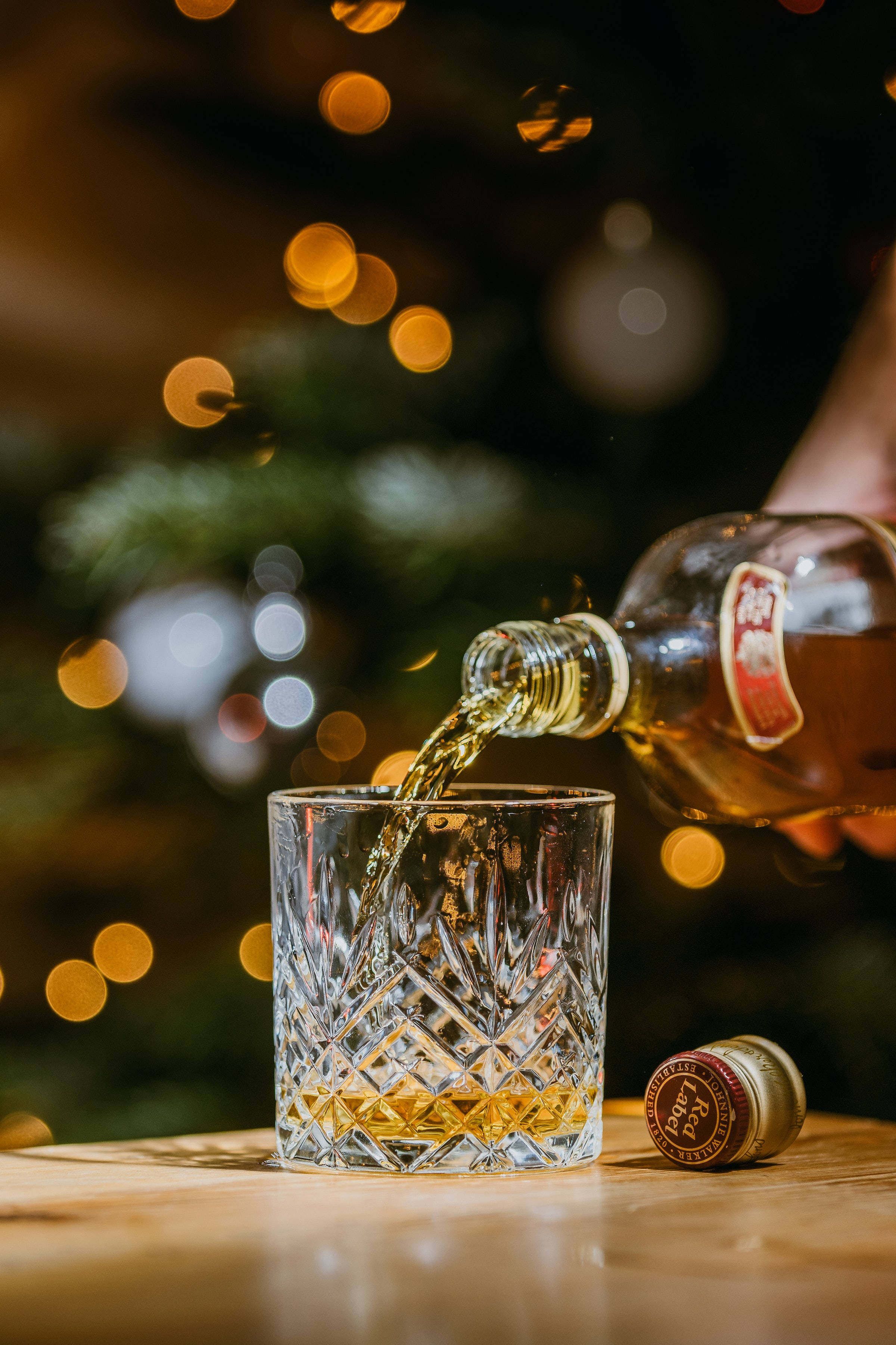 聖誕威士忌倒入玻璃杯 壁紙