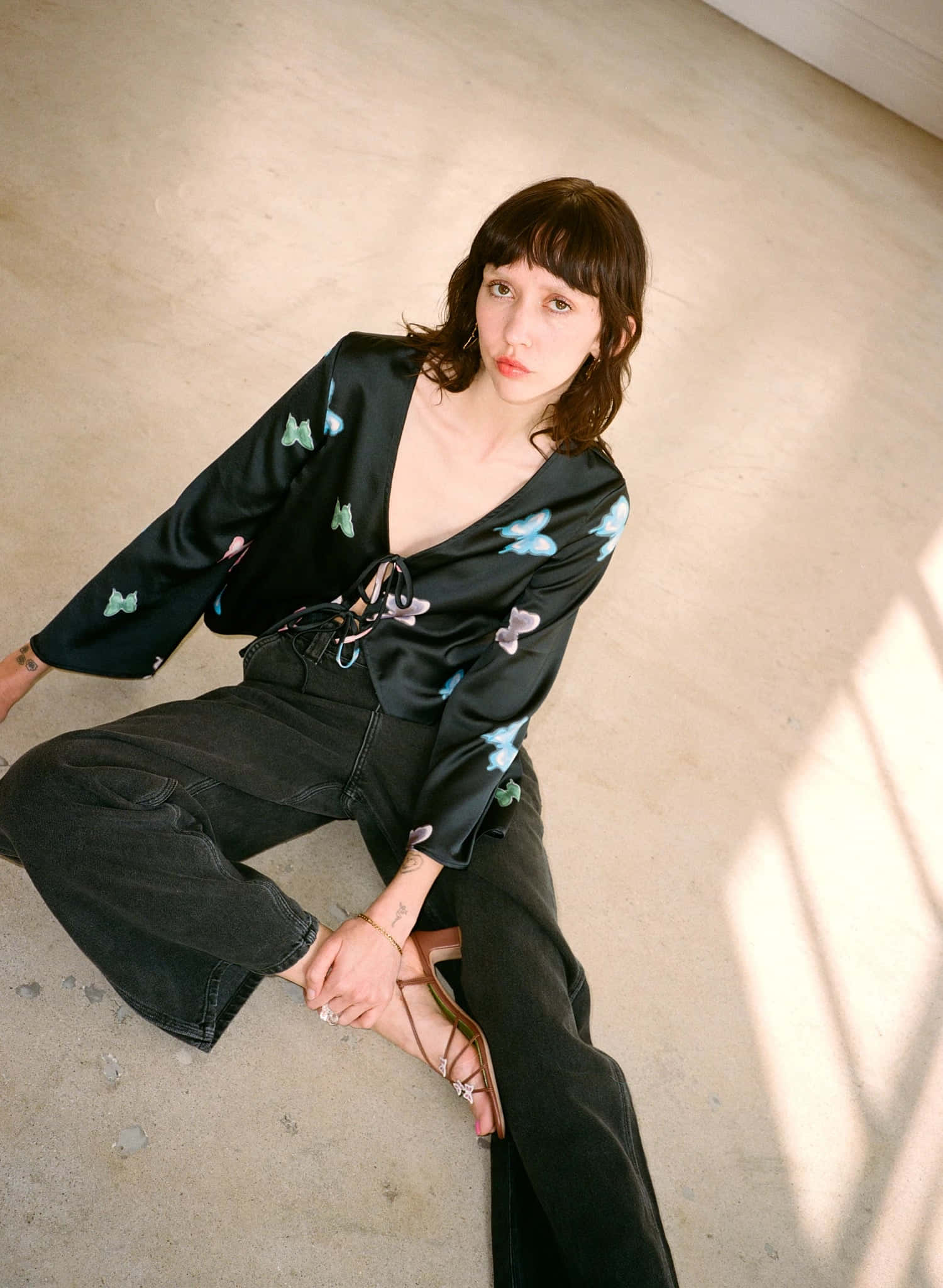 自信展現壞女孩美學風格！ 壁紙