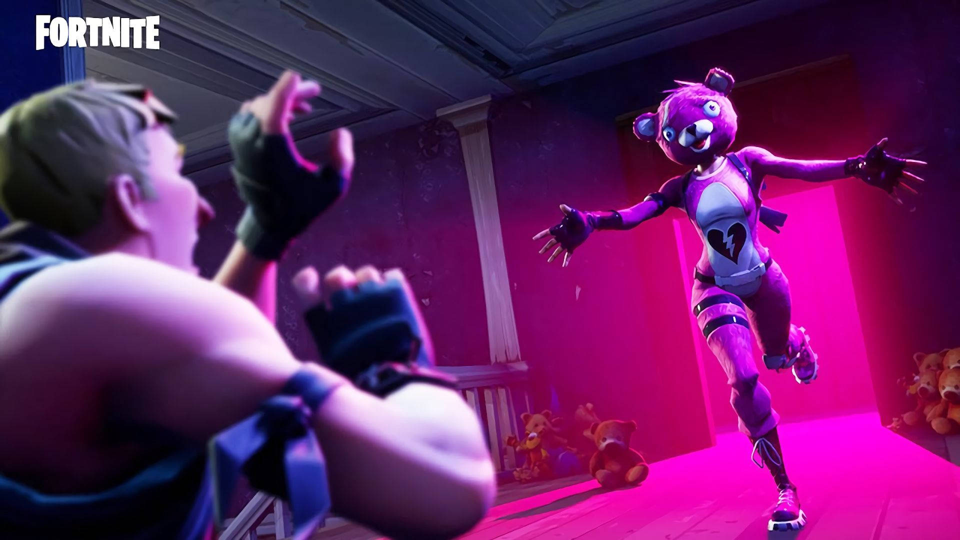 一隻粉紅泰迪熊角色跑向一位男性角色的堡壘之夜HD桌布 — Fortnite 壁紙