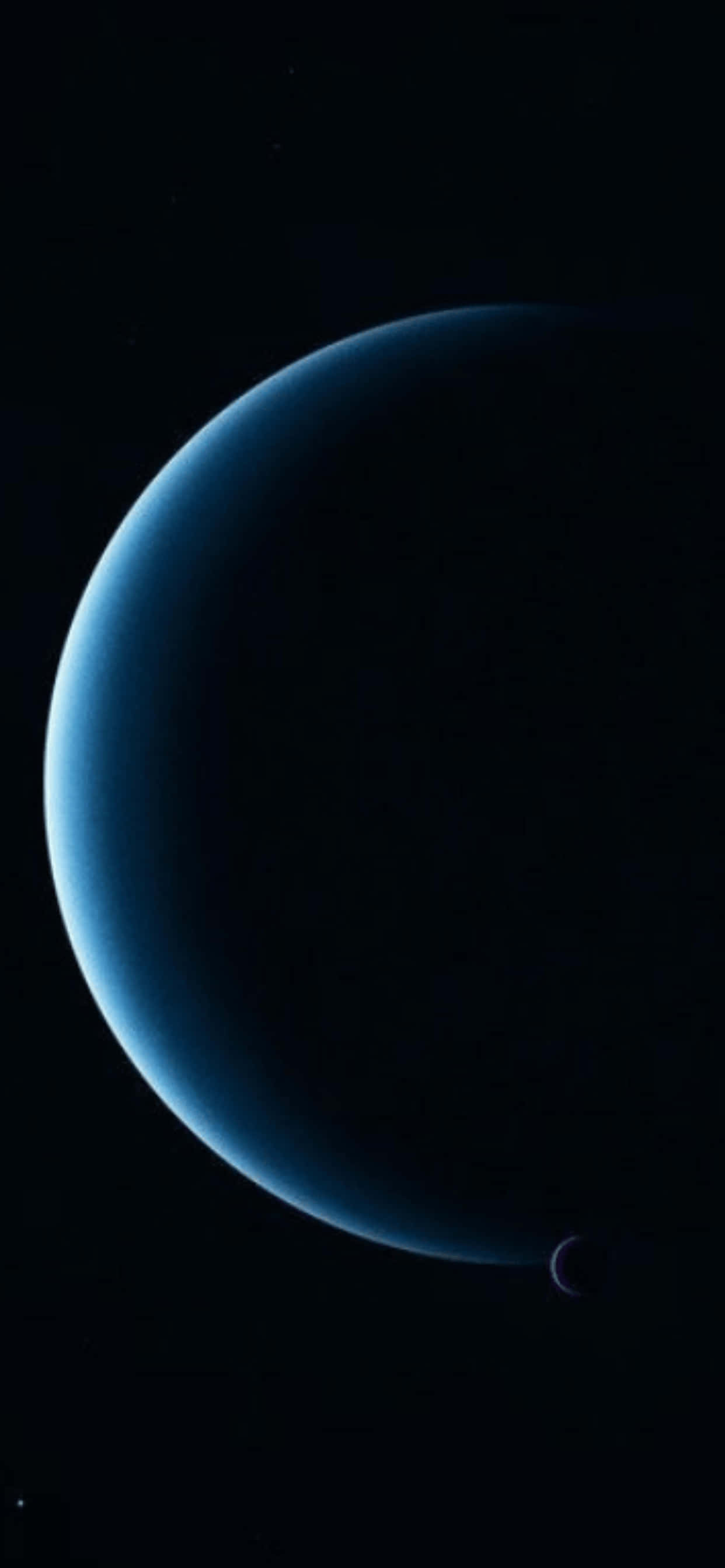 一顆藍色行星與背景中的月亮 壁紙