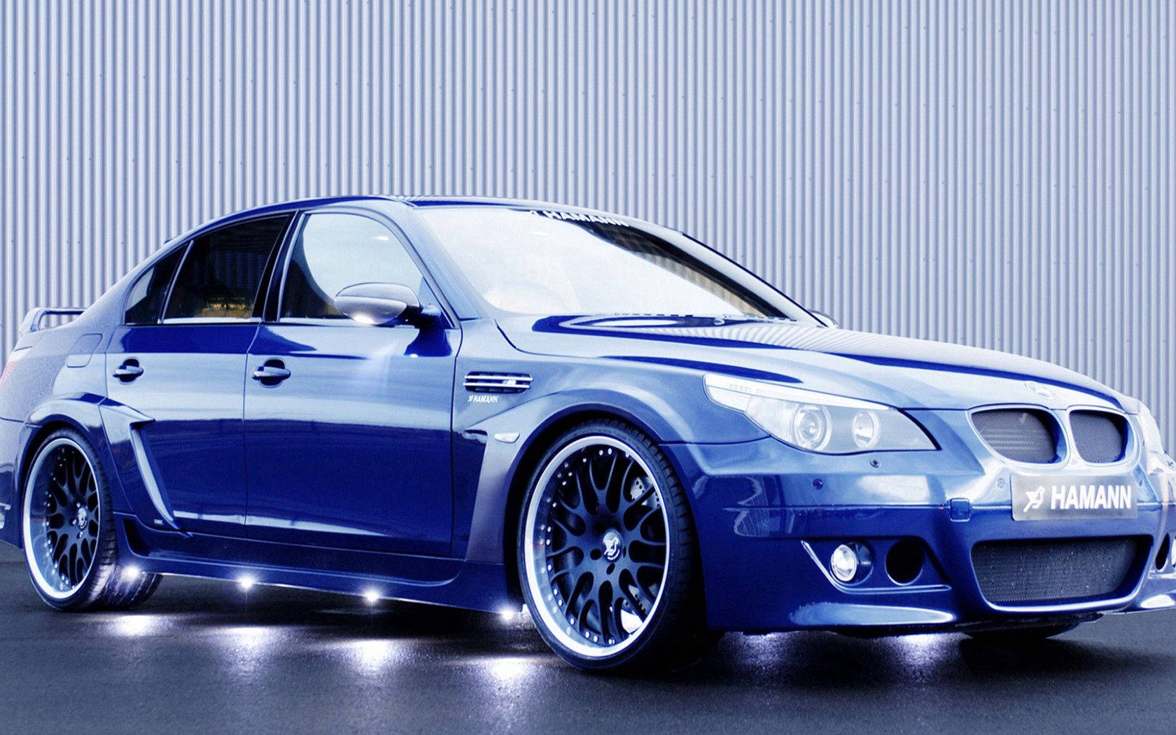 純藍色Hamann BMW汽車在藍色背景上