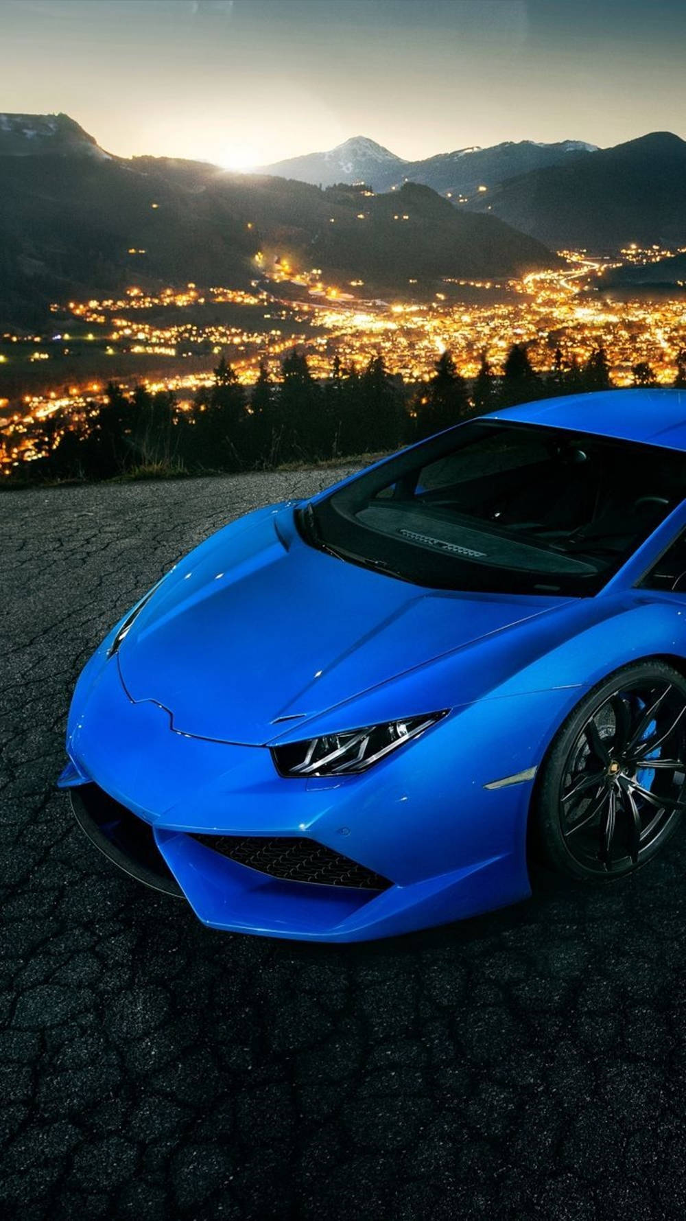 藍色美學城市景觀中的Lamborghini iPhone桌布 壁紙