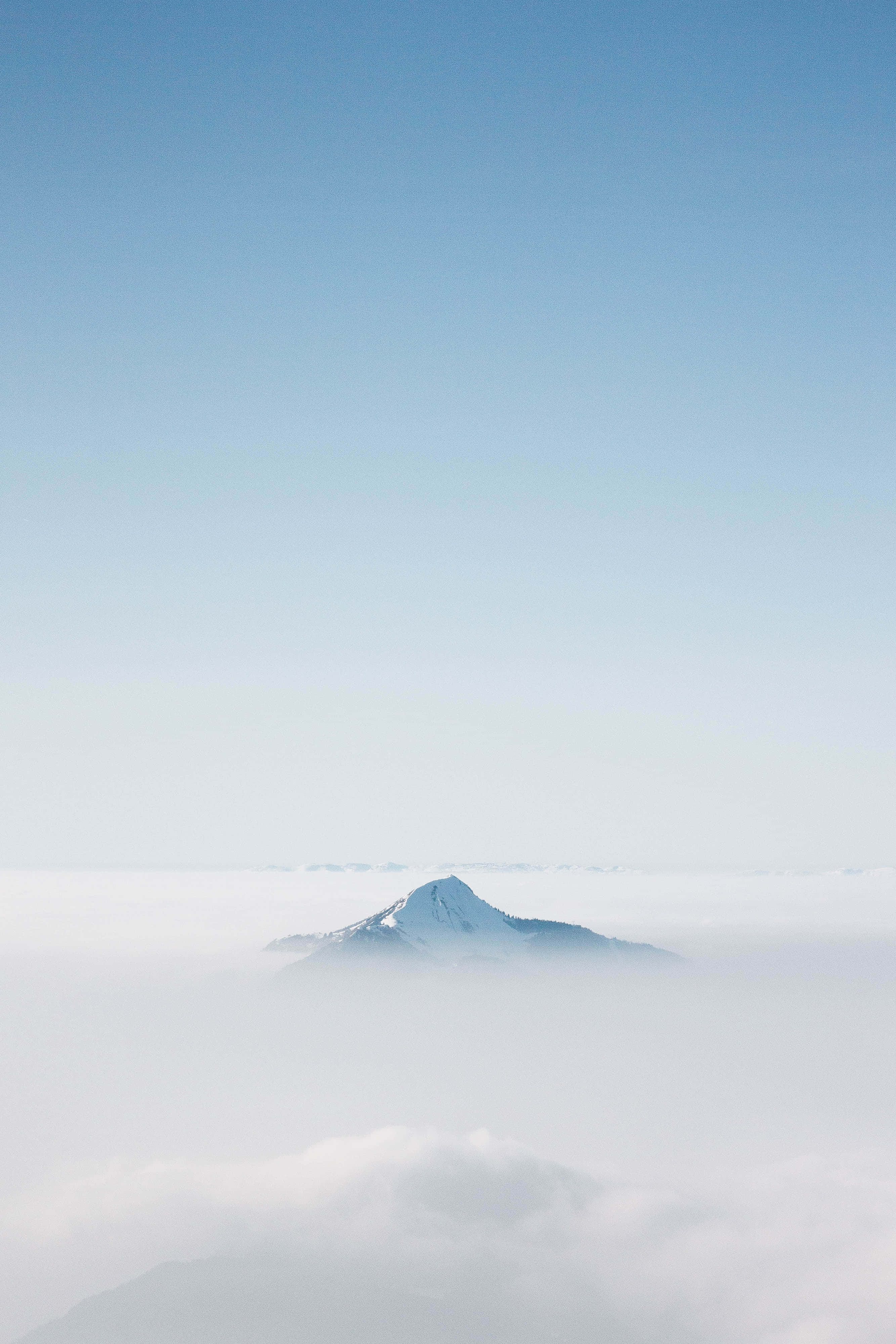 藍色美學背景：雲端山峰 壁紙