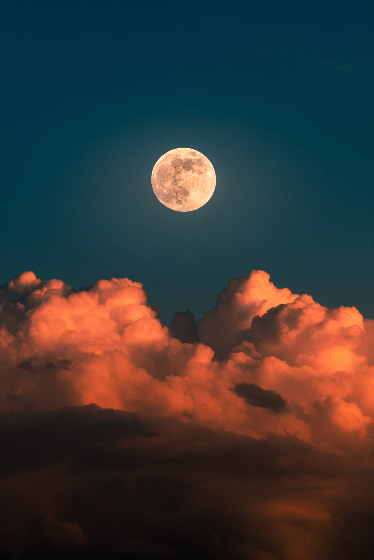 月亮與橙色雲朵在藍色午夜天空中。美麗的傍晚高空景觀。 — 月亮 壁紙