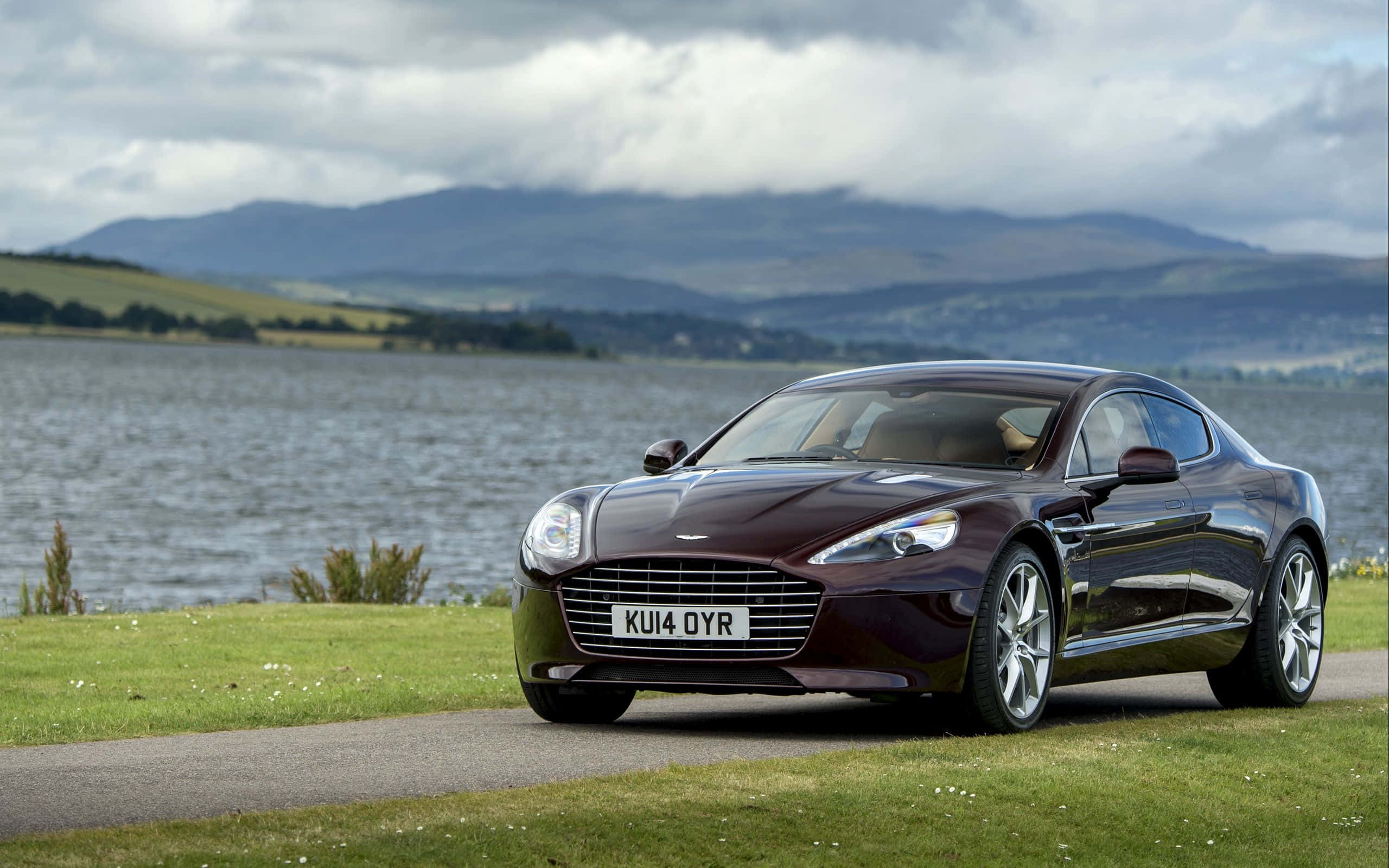 行駛中的 Aston Martin Rapide S 壁紙
