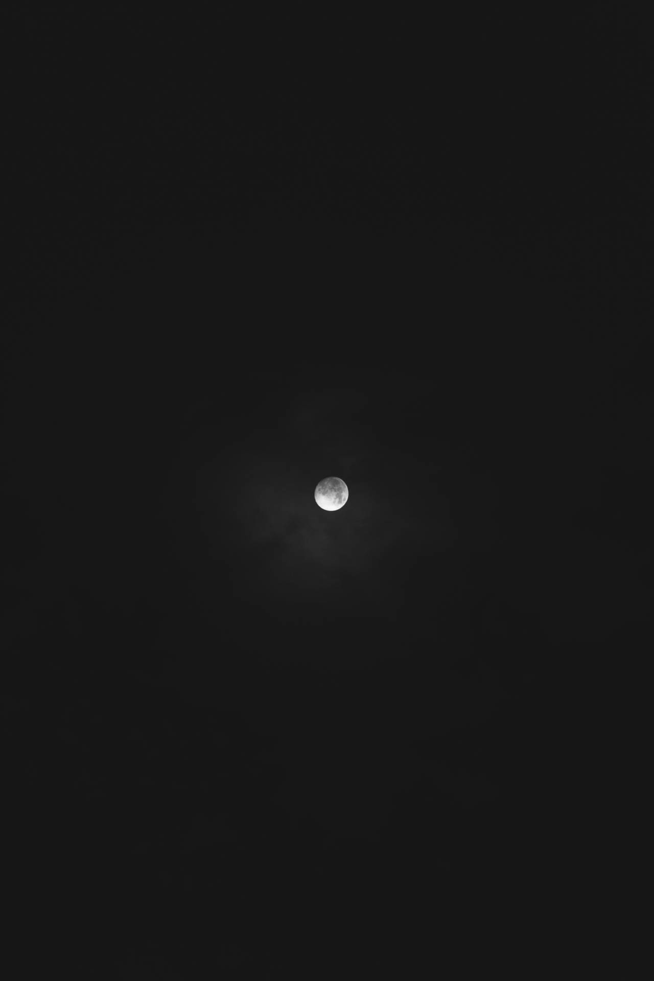 滿月在漆黑的午夜夜空中，從下方仰望月亮的視角，明亮的月光。 — 月亮 壁紙