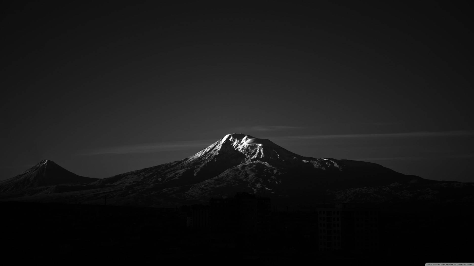 黑暗小岩石山 4K 桌布