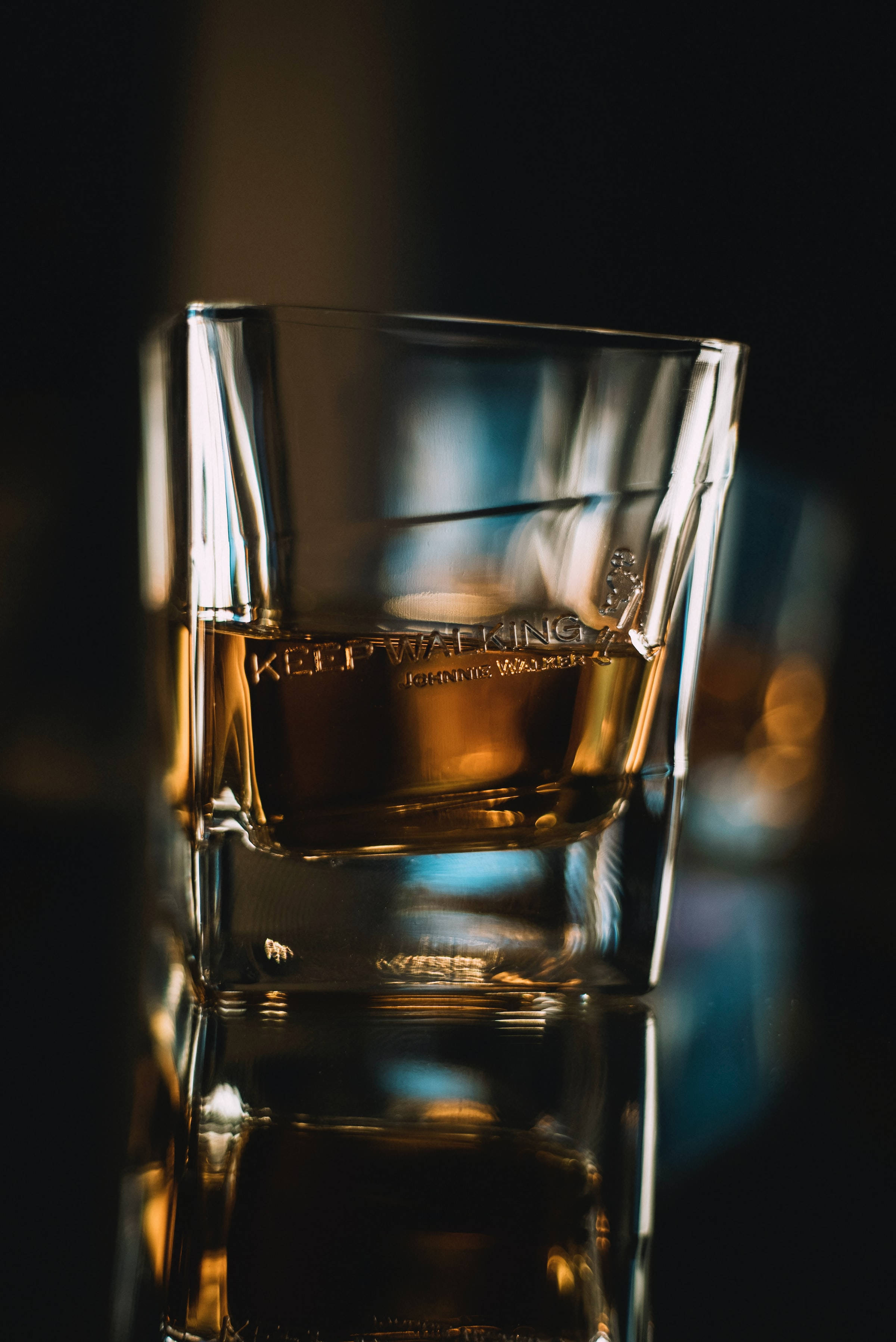 近距離拍攝的威士忌短飲酒杯 壁紙