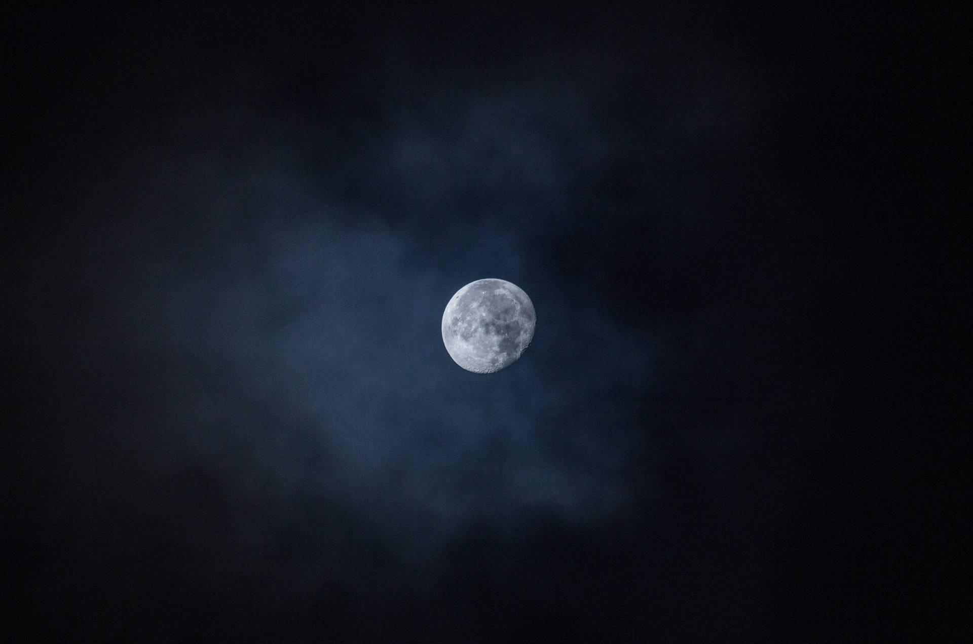 午夜時分，明亮的月亮在黑暗的天空中閃耀。滿月高懸，清晰可見其表面的隕石坑。 — 月亮 壁紙