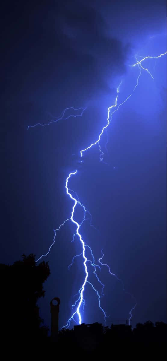 酷炫閃電將夜空染成藍色 壁紙