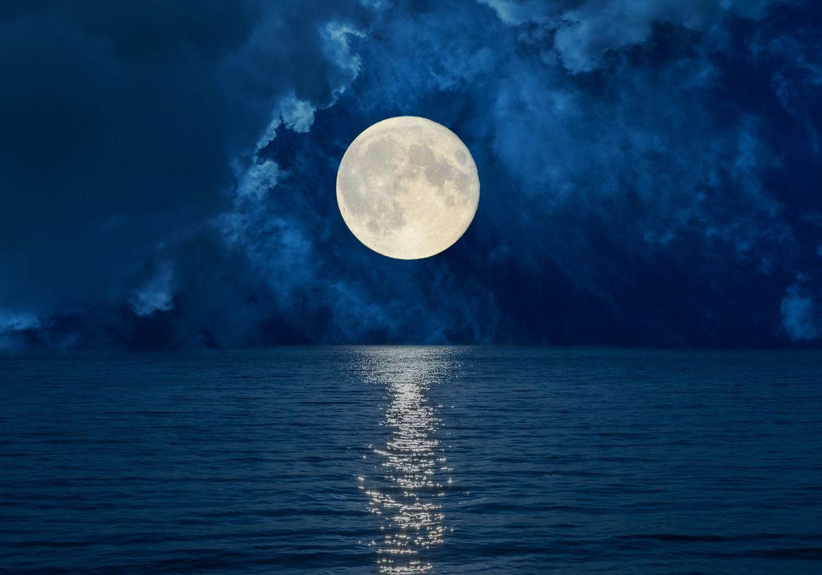 銀河月亮與夜晚海洋 壁紙