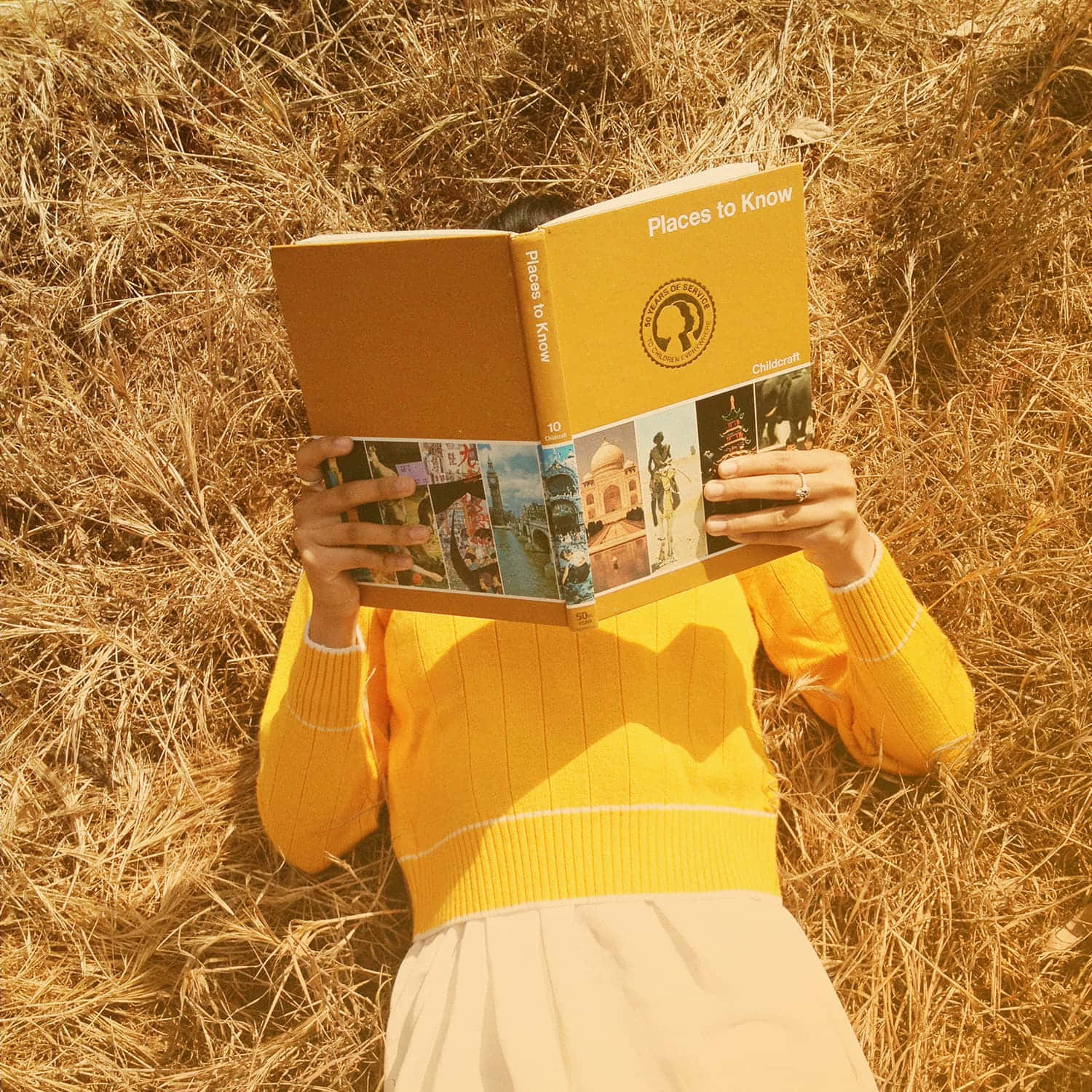 閱讀書籍的黃色美學圖片 壁紙