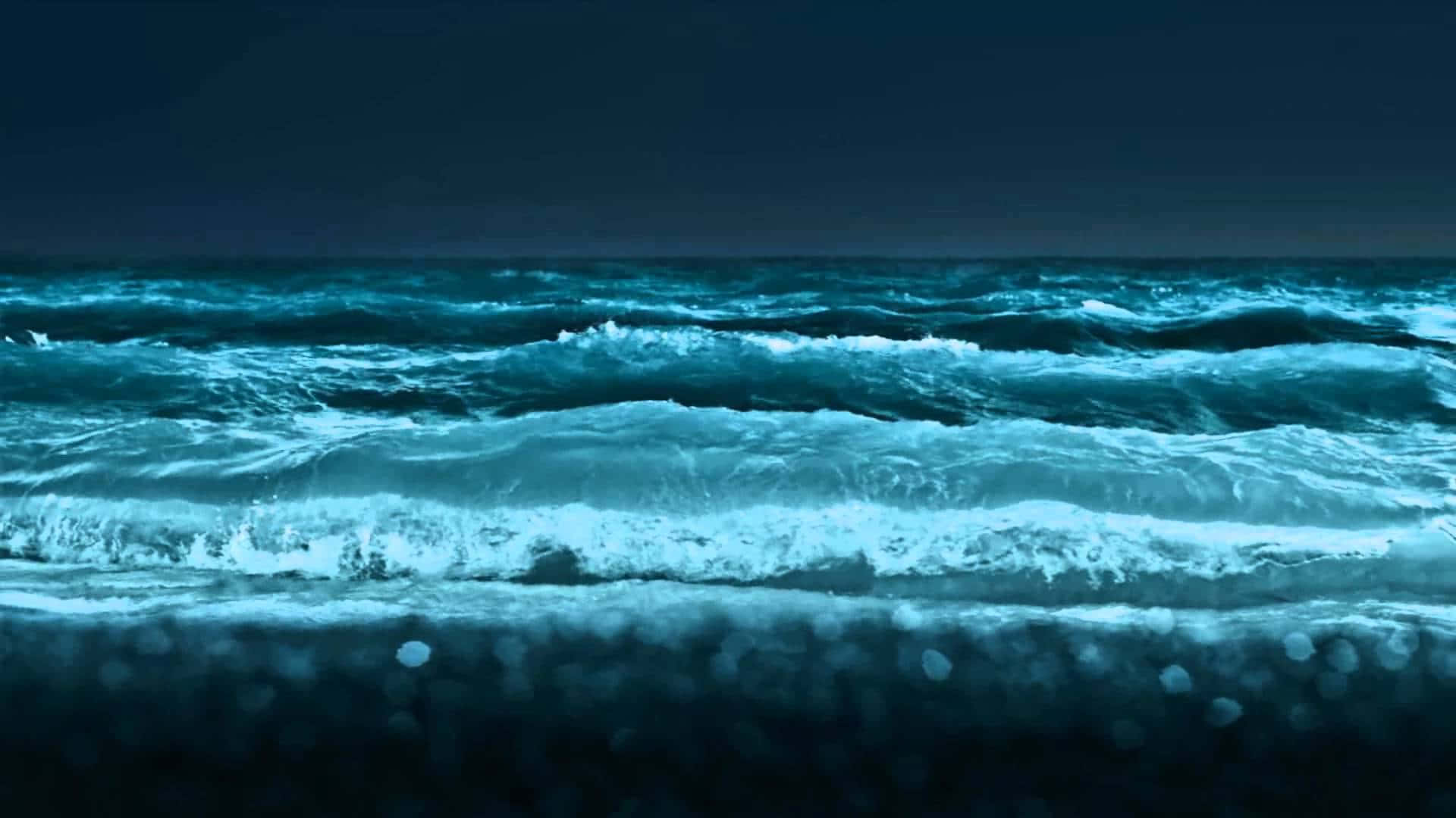 雄偉海浪沖擊海岸 壁紙