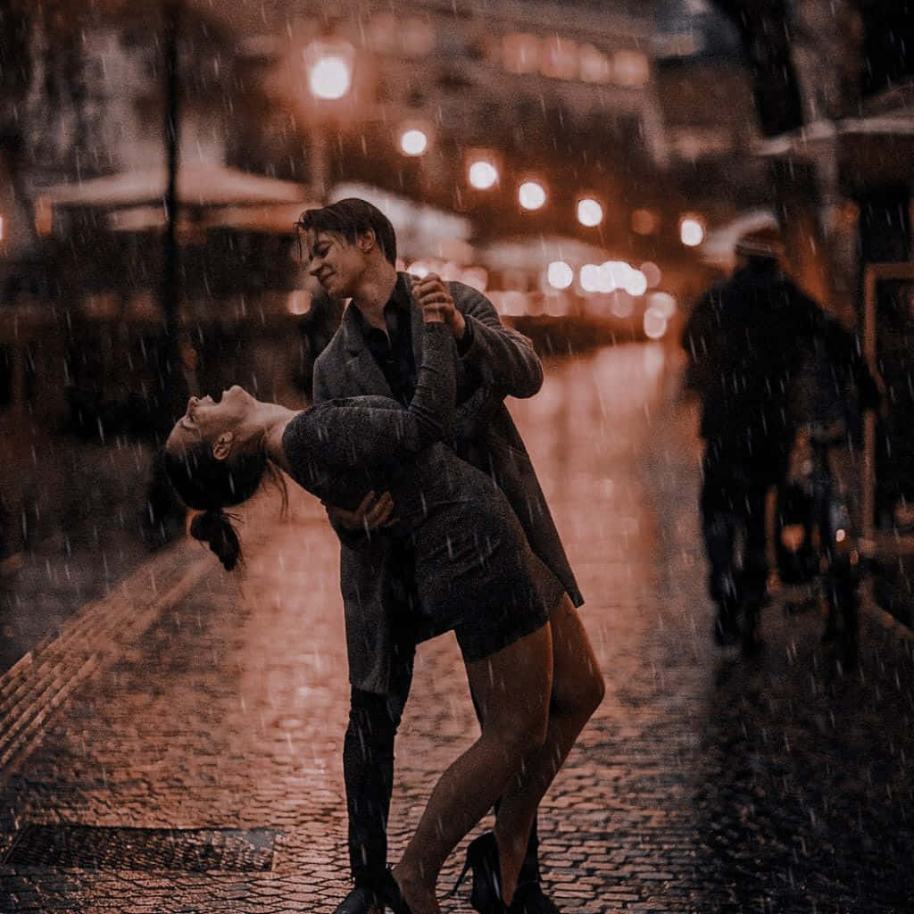 雨中兩人的浪漫時刻 壁紙