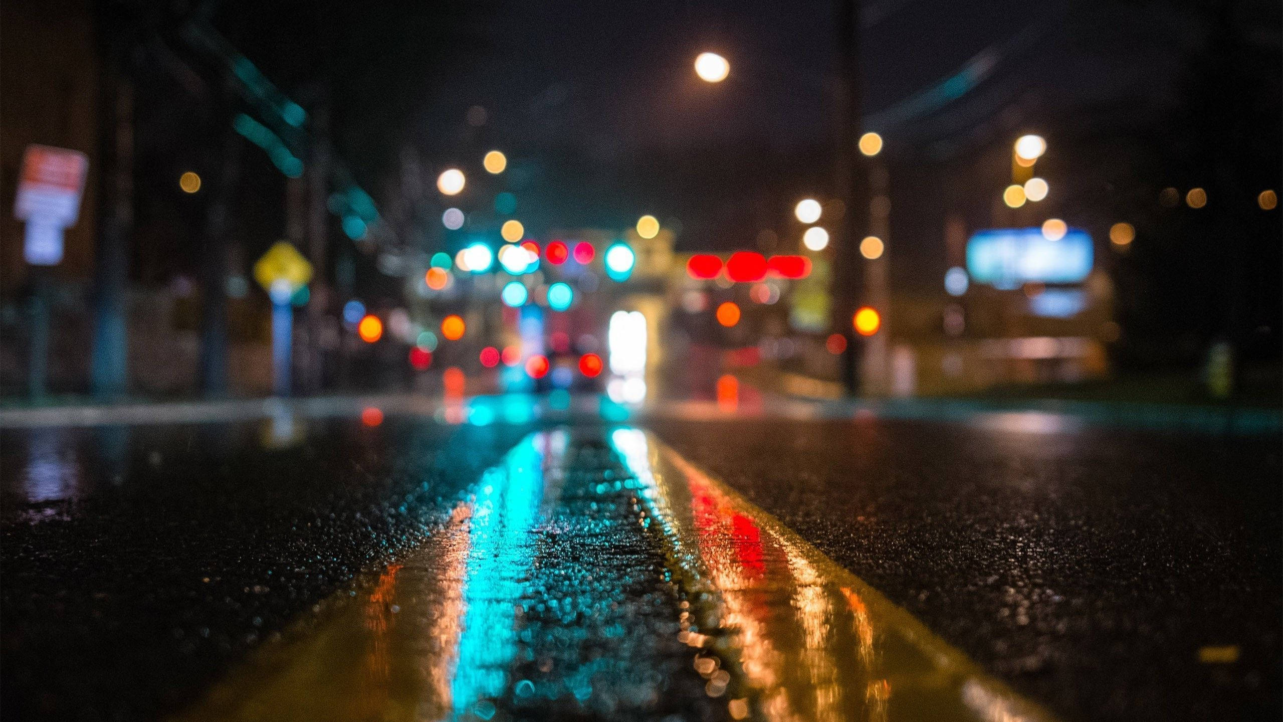 雨中模糊的夜街 壁紙