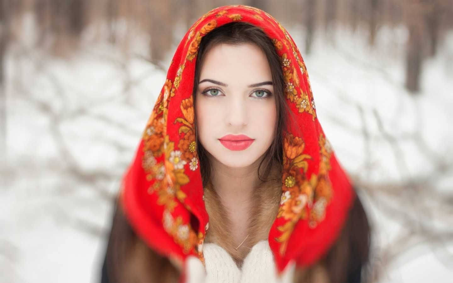 雪中戴頭巾的女孩 壁紙