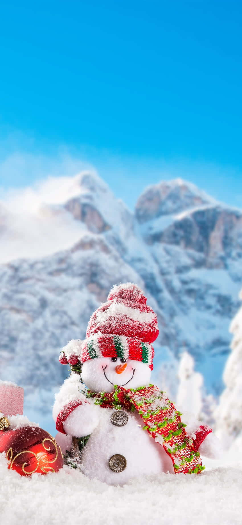 雪地裡的雪人，帶著禮物和雪 壁紙